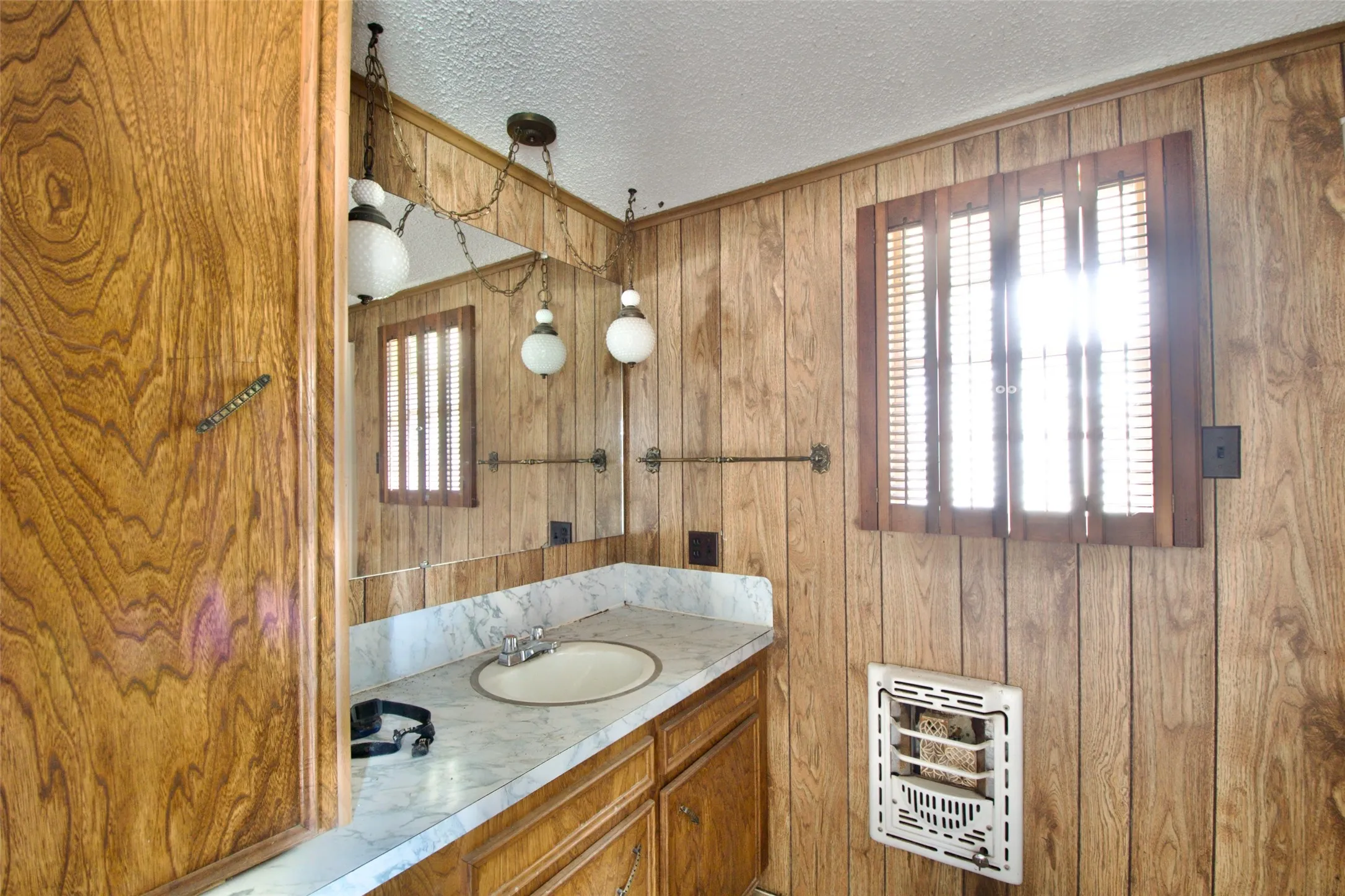 Single Family Residence For Sale in Limestone County , 1202 Tyler, Thornton, Texas 76687, 3 Bedroom, 3 Bathroom, Garage spaces, 2,500 Sqft, built in 1929, mls#21373974, Real Estate Agent in Thornton, Homes For Sale in Limestone county, Homes For Sale in Thornton, Realtor in Thornton Texas, Real Estate Brokerage Independent Realty Texas, Luminita Cordes Realtor