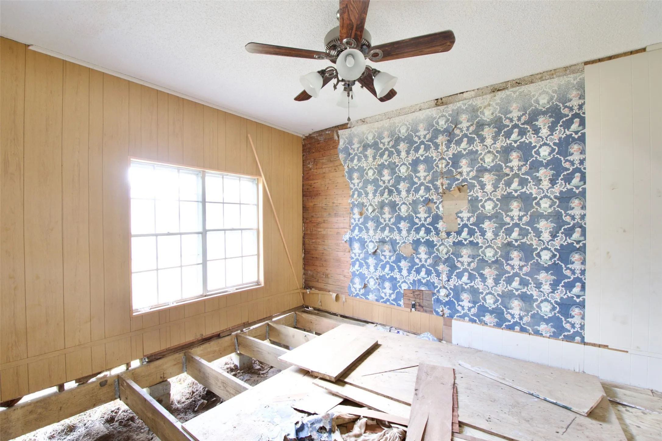 Single Family Residence For Sale in Limestone County , 1202 Tyler, Thornton, Texas 76687, 3 Bedroom, 3 Bathroom, Garage spaces, 2,500 Sqft, built in 1929, mls#21373974, Real Estate Agent in Thornton, Homes For Sale in Limestone county, Homes For Sale in Thornton, Realtor in Thornton Texas, Real Estate Brokerage Independent Realty Texas, Luminita Cordes Realtor