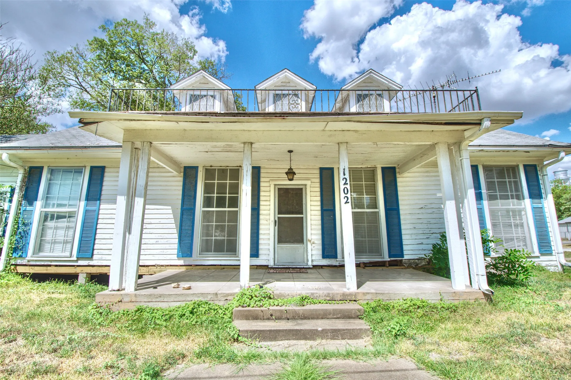 Single Family Residence For Sale in Limestone County , 1202 Tyler, Thornton, Texas 76687, 3 Bedroom, 3 Bathroom, Garage spaces, 2,500 Sqft, built in 1929, mls#21373974, Real Estate Agent in Thornton, Homes For Sale in Limestone county, Homes For Sale in Thornton, Realtor in Thornton Texas, Real Estate Brokerage Independent Realty Texas, Luminita Cordes Realtor