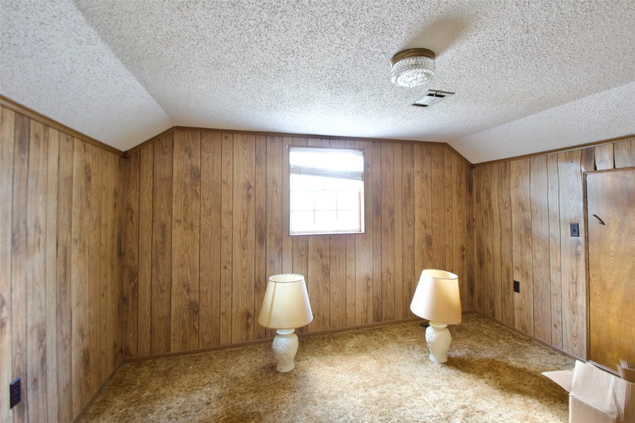 Single Family Residence For Sale in Limestone County , 1202 Tyler, Thornton, Texas 76687, 3 Bedroom, 3 Bathroom, Garage spaces, 2,500 Sqft, built in 1929, mls#21373974, Real Estate Agent in Thornton, Homes For Sale in Limestone county, Homes For Sale in Thornton, Realtor in Thornton Texas, Real Estate Brokerage Independent Realty Texas, Luminita Cordes Realtor