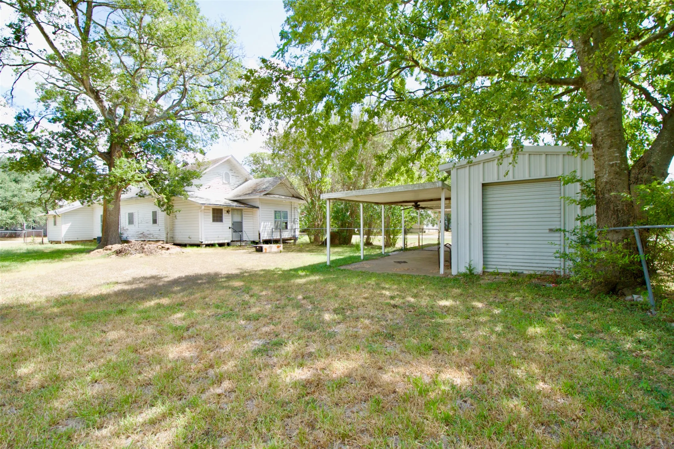 Single Family Residence For Sale in Limestone County , 1202 Tyler, Thornton, Texas 76687, 3 Bedroom, 3 Bathroom, Garage spaces, 2,500 Sqft, built in 1929, mls#21373974, Real Estate Agent in Thornton, Homes For Sale in Limestone county, Homes For Sale in Thornton, Realtor in Thornton Texas, Real Estate Brokerage Independent Realty Texas, Luminita Cordes Realtor