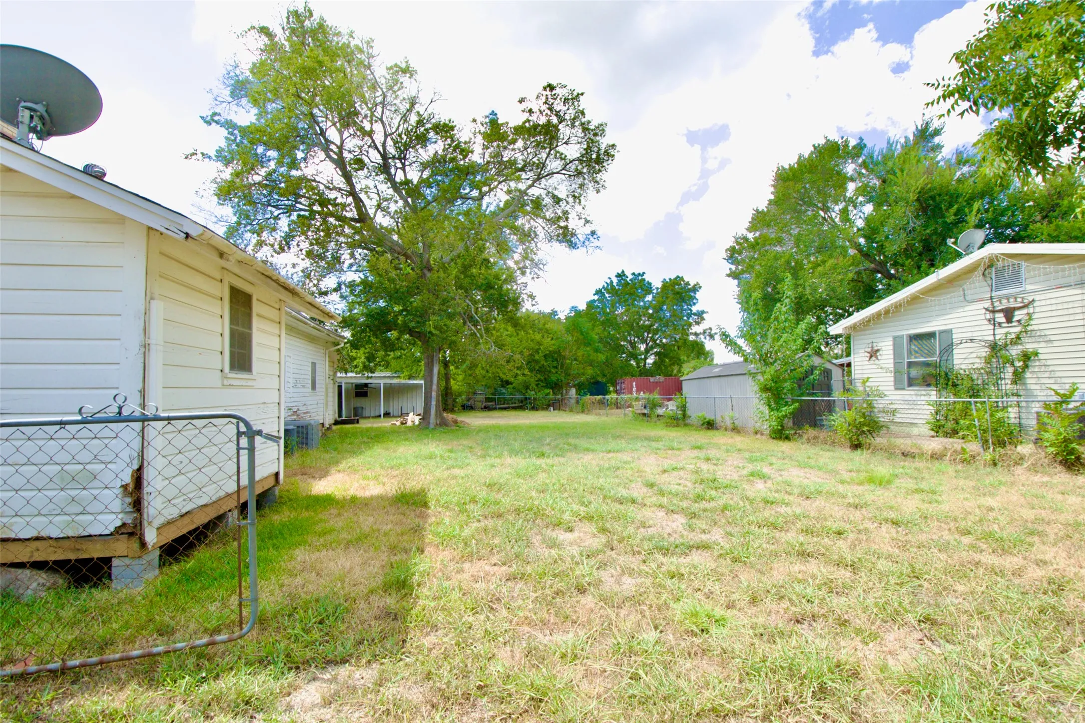 Single Family Residence For Sale in Limestone County , 1202 Tyler, Thornton, Texas 76687, 3 Bedroom, 3 Bathroom, Garage spaces, 2,500 Sqft, built in 1929, mls#21373974, Real Estate Agent in Thornton, Homes For Sale in Limestone county, Homes For Sale in Thornton, Realtor in Thornton Texas, Real Estate Brokerage Independent Realty Texas, Luminita Cordes Realtor