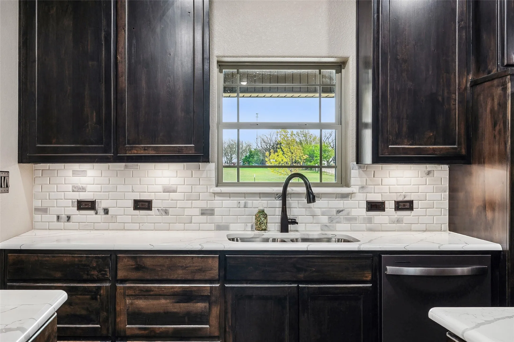 Single Family Residence For Sale in Cooke County , 820 Fleitman Drive, Muenster, Texas 76252, 3 Bedroom, 3 Bathroom, 2 Garage spaces, 2,472 Sqft, built in 2021, mls#21374127, Real Estate Agent in Muenster, Homes For Sale in Cooke county, Homes For Sale in Muenster, Realtor in Muenster Texas, Real Estate Brokerage Independent Realty Texas, Luminita Cordes Realtor