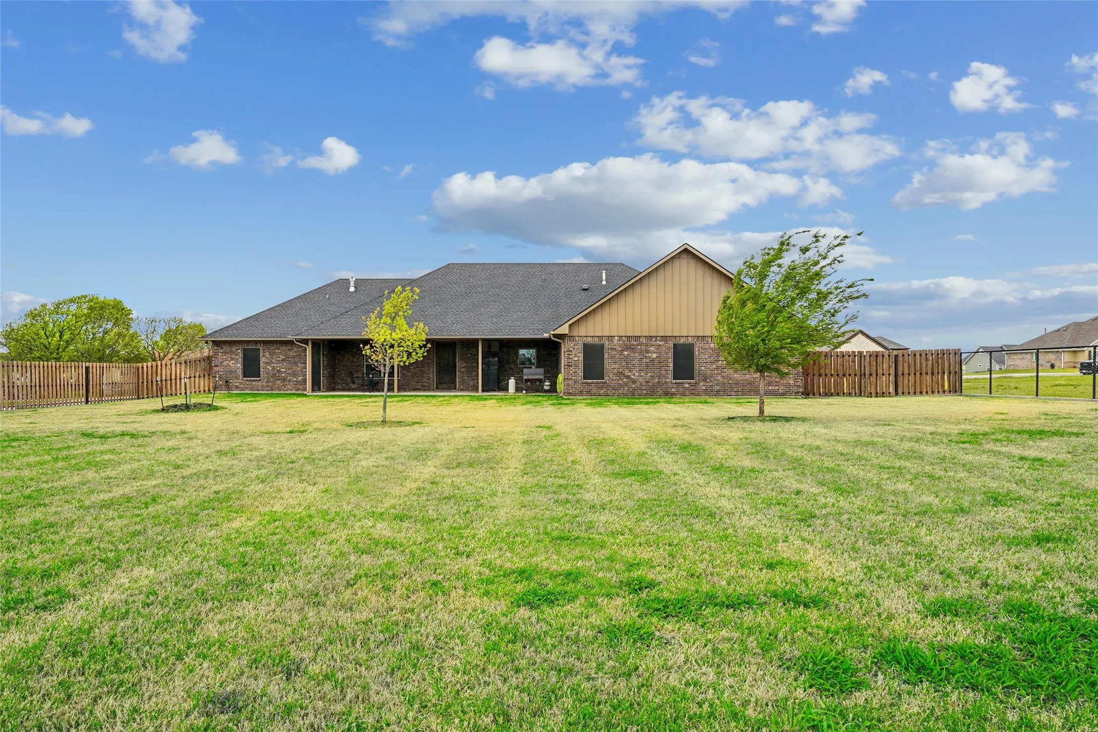Single Family Residence For Sale in Cooke County , 820 Fleitman Drive, Muenster, Texas 76252, 3 Bedroom, 3 Bathroom, 2 Garage spaces, 2,472 Sqft, built in 2021, mls#21374127, Real Estate Agent in Muenster, Homes For Sale in Cooke county, Homes For Sale in Muenster, Realtor in Muenster Texas, Real Estate Brokerage Independent Realty Texas, Luminita Cordes Realtor