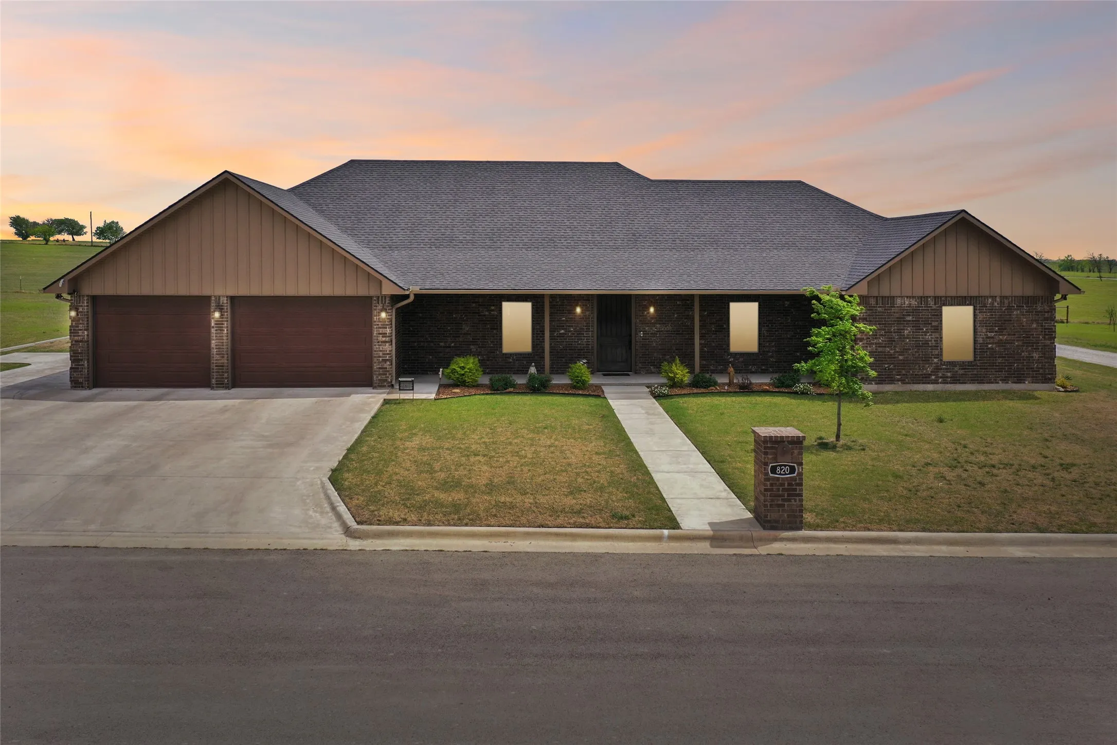 Single Family Residence For Sale in Cooke County , 820 Fleitman Drive, Muenster, Texas 76252, 3 Bedroom, 3 Bathroom, 2 Garage spaces, 2,472 Sqft, built in 2021, mls#21374127, Real Estate Agent in Muenster, Homes For Sale in Cooke county, Homes For Sale in Muenster, Realtor in Muenster Texas, Real Estate Brokerage Independent Realty Texas, Luminita Cordes Realtor