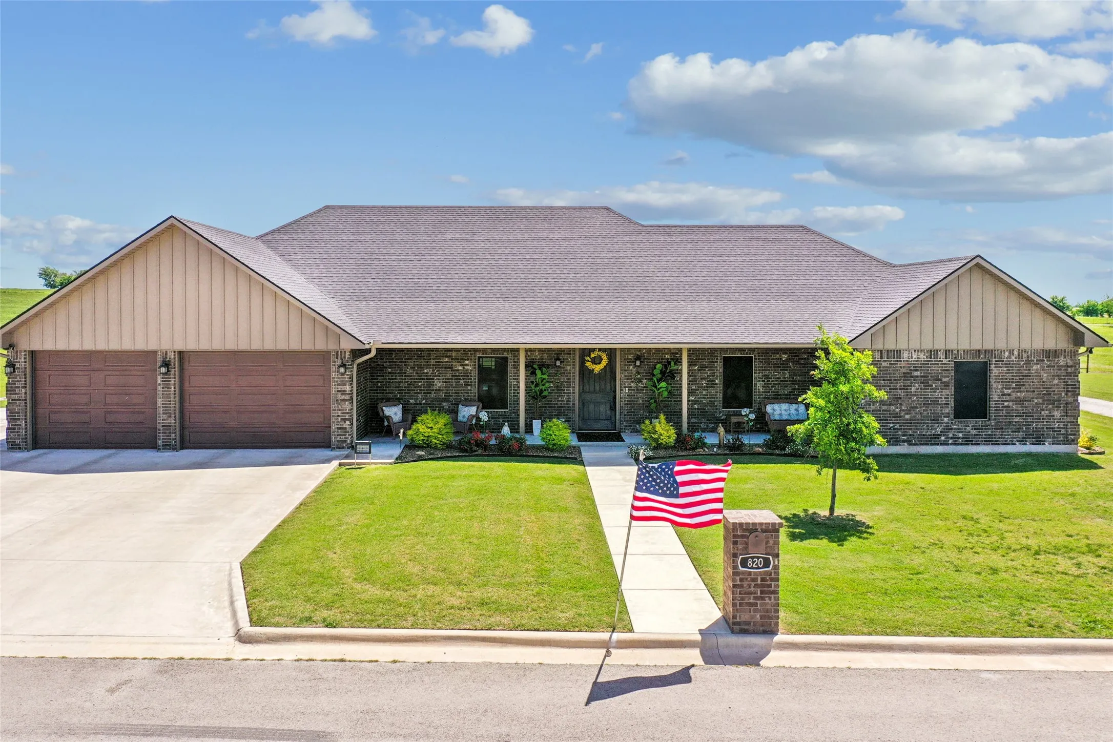 Single Family Residence For Sale in Cooke County , 820 Fleitman Drive, Muenster, Texas 76252, 3 Bedroom, 3 Bathroom, 2 Garage spaces, 2,472 Sqft, built in 2021, mls#21374127, Real Estate Agent in Muenster, Homes For Sale in Cooke county, Homes For Sale in Muenster, Realtor in Muenster Texas, Real Estate Brokerage Independent Realty Texas, Luminita Cordes Realtor