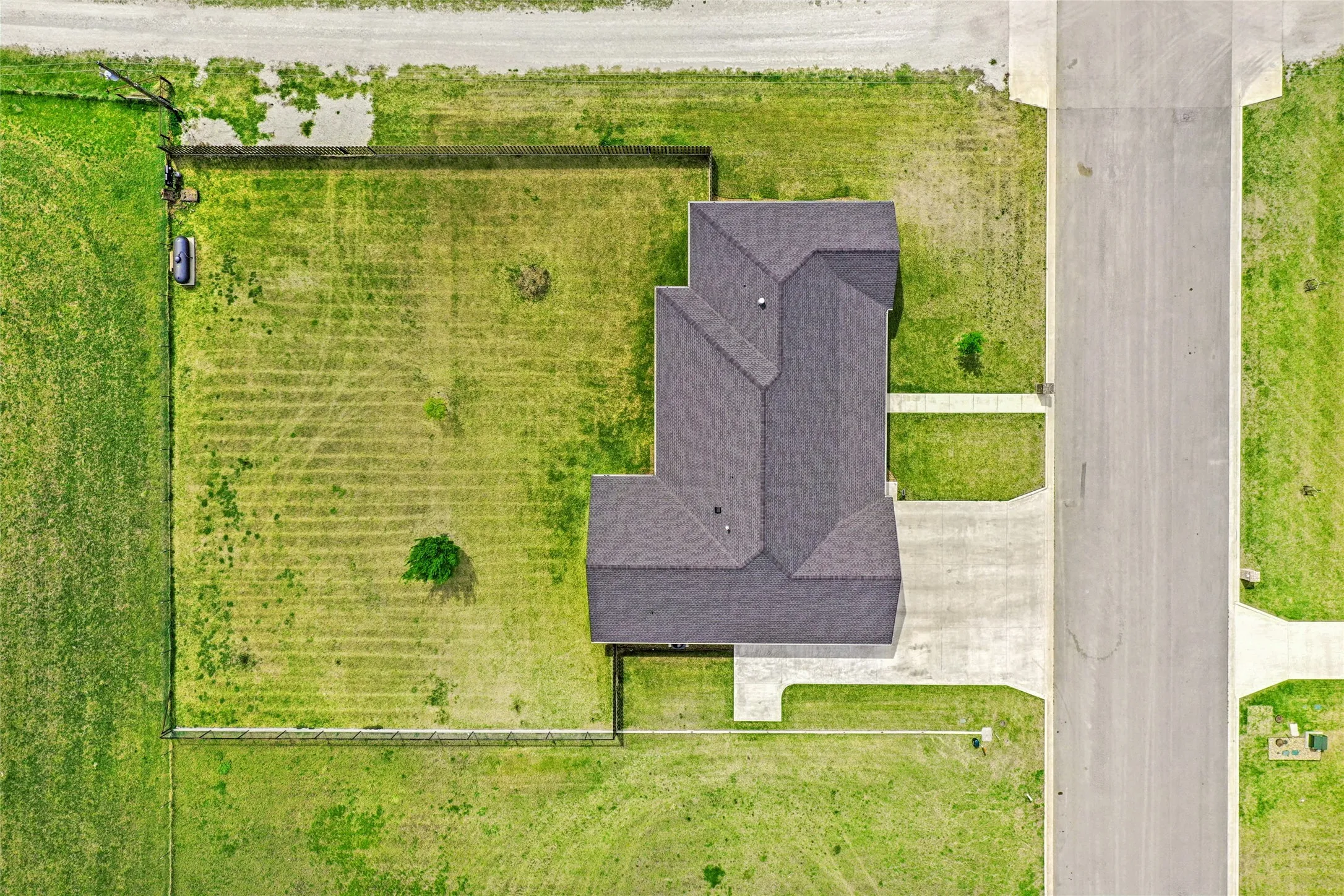 Single Family Residence For Sale in Cooke County , 820 Fleitman Drive, Muenster, Texas 76252, 3 Bedroom, 3 Bathroom, 2 Garage spaces, 2,472 Sqft, built in 2021, mls#21374127, Real Estate Agent in Muenster, Homes For Sale in Cooke county, Homes For Sale in Muenster, Realtor in Muenster Texas, Real Estate Brokerage Independent Realty Texas, Luminita Cordes Realtor
