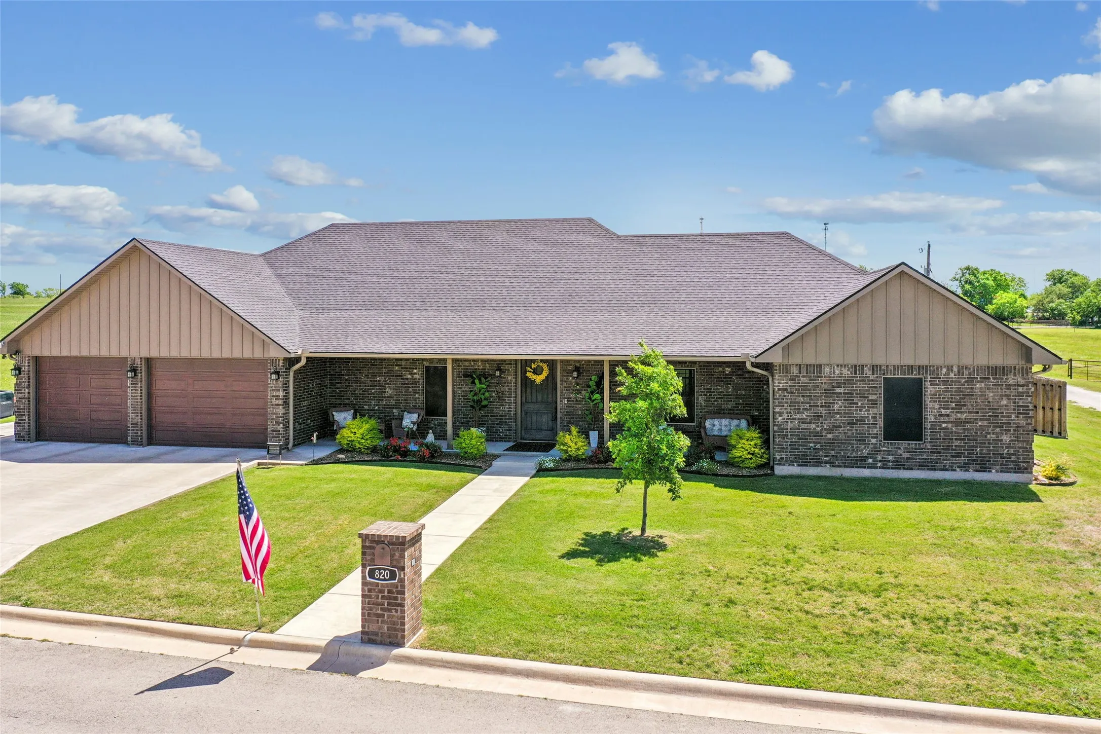 Single Family Residence For Sale in Cooke County , 820 Fleitman Drive, Muenster, Texas 76252, 3 Bedroom, 3 Bathroom, 2 Garage spaces, 2,472 Sqft, built in 2021, mls#21374127, Real Estate Agent in Muenster, Homes For Sale in Cooke county, Homes For Sale in Muenster, Realtor in Muenster Texas, Real Estate Brokerage Independent Realty Texas, Luminita Cordes Realtor