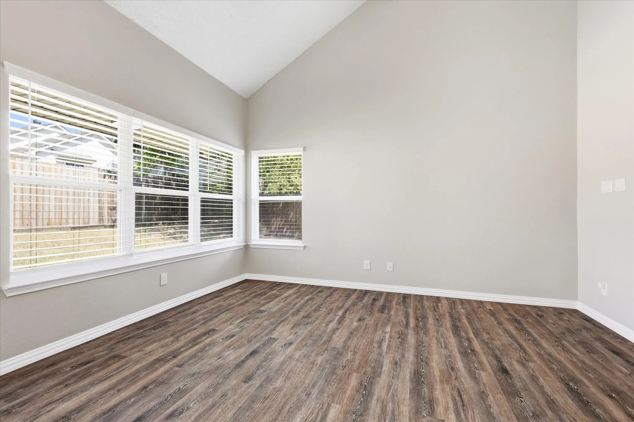 Single Family Residence For Sale in Denton County , 956 Sylvan Creek Drive, Lewisville, Texas 75067, 3 Bedroom, 2 Bathroom, 2 Garage spaces, 1,466 Sqft, built in 1985, mls#21359793, Real Estate Agent in Lewisville, Homes For Sale in Denton county, Homes For Sale in Lewisville, Realtor in Lewisville Texas, Real Estate Brokerage Independent Realty Texas, Luminita Cordes Realtor