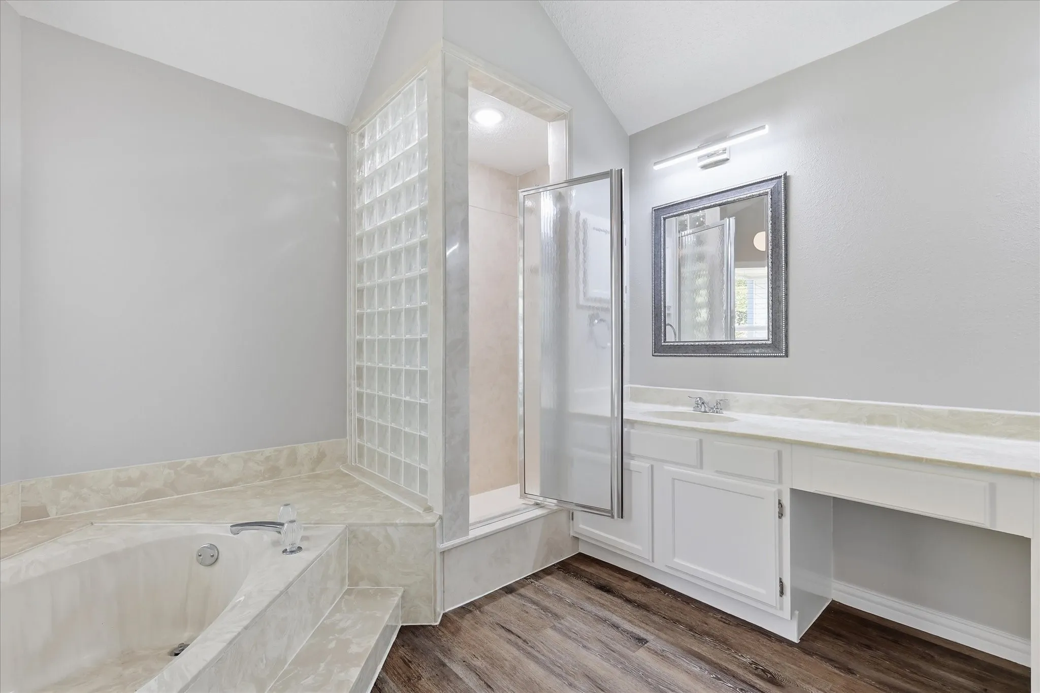 Single Family Residence For Sale in Denton County , 956 Sylvan Creek Drive, Lewisville, Texas 75067, 3 Bedroom, 2 Bathroom, 2 Garage spaces, 1,466 Sqft, built in 1985, mls#21359793, Real Estate Agent in Lewisville, Homes For Sale in Denton county, Homes For Sale in Lewisville, Realtor in Lewisville Texas, Real Estate Brokerage Independent Realty Texas, Luminita Cordes Realtor