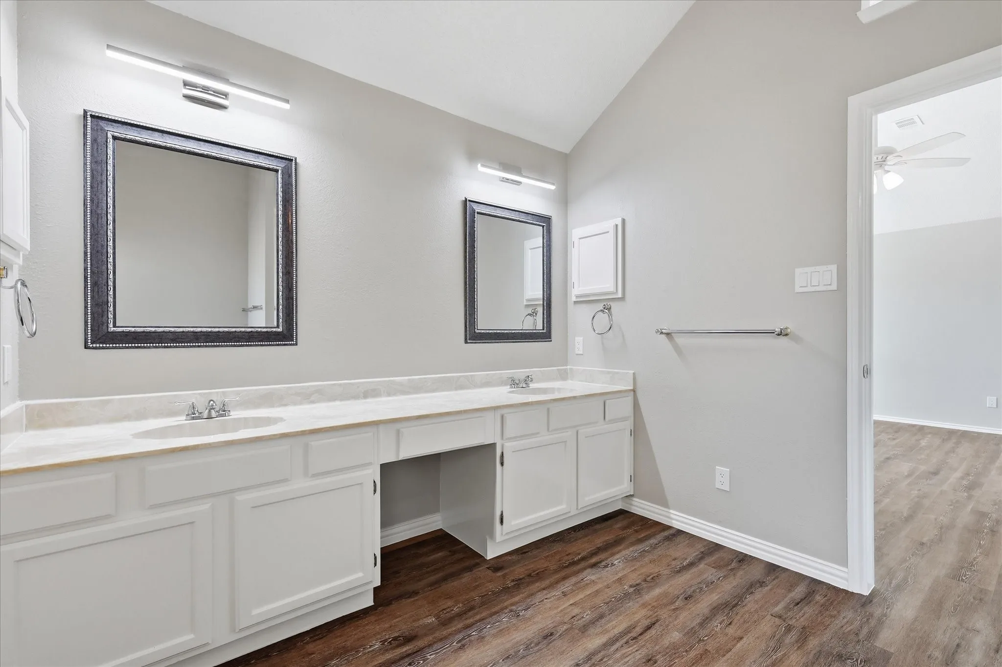 Single Family Residence For Sale in Denton County , 956 Sylvan Creek Drive, Lewisville, Texas 75067, 3 Bedroom, 2 Bathroom, 2 Garage spaces, 1,466 Sqft, built in 1985, mls#21359793, Real Estate Agent in Lewisville, Homes For Sale in Denton county, Homes For Sale in Lewisville, Realtor in Lewisville Texas, Real Estate Brokerage Independent Realty Texas, Luminita Cordes Realtor