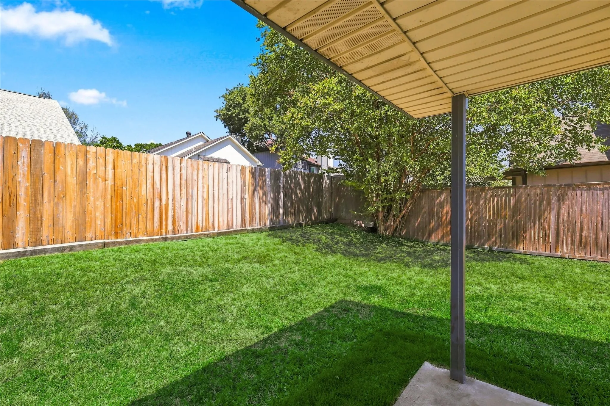 Single Family Residence For Sale in Denton County , 956 Sylvan Creek Drive, Lewisville, Texas 75067, 3 Bedroom, 2 Bathroom, 2 Garage spaces, 1,466 Sqft, built in 1985, mls#21359793, Real Estate Agent in Lewisville, Homes For Sale in Denton county, Homes For Sale in Lewisville, Realtor in Lewisville Texas, Real Estate Brokerage Independent Realty Texas, Luminita Cordes Realtor