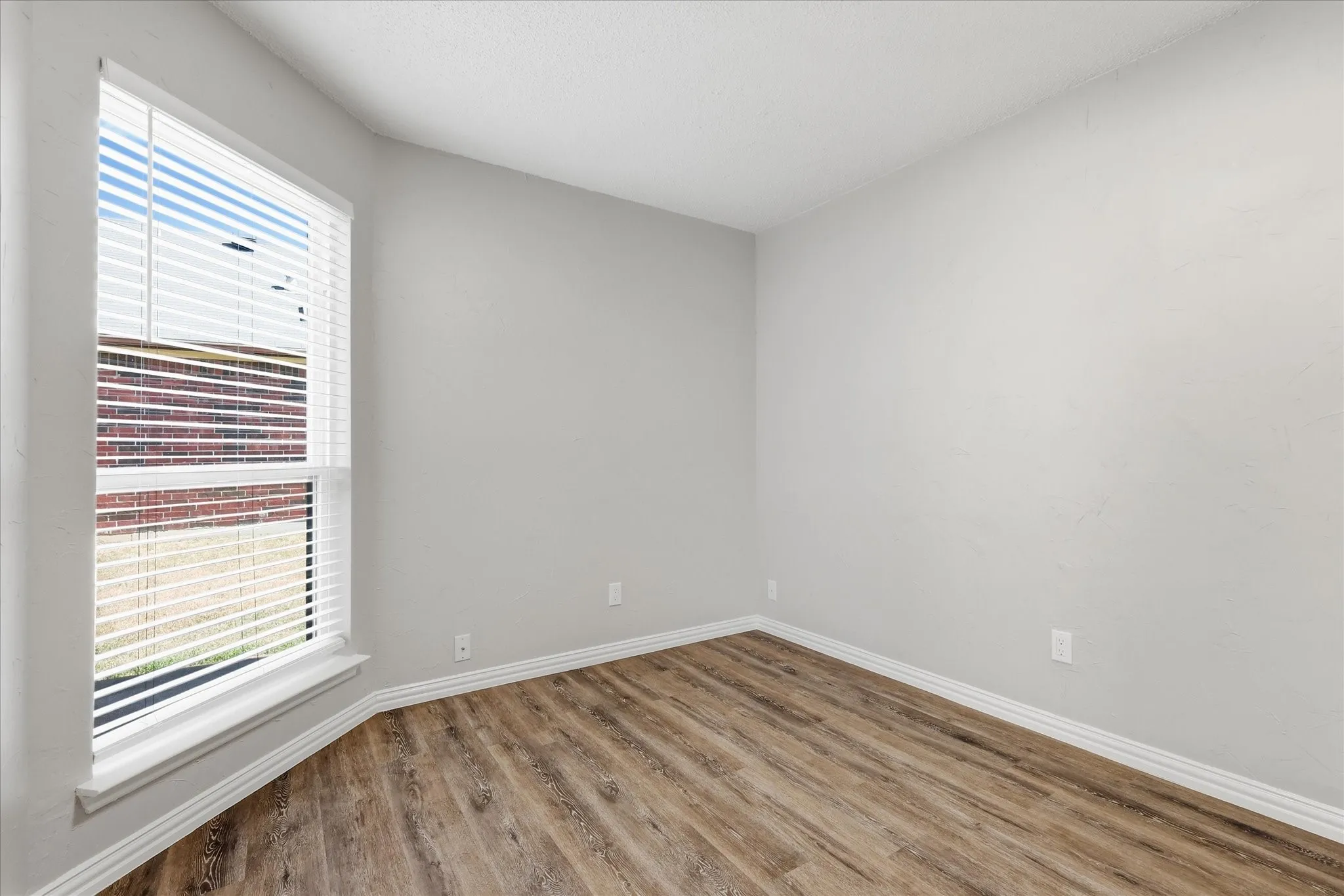Single Family Residence For Sale in Denton County , 956 Sylvan Creek Drive, Lewisville, Texas 75067, 3 Bedroom, 2 Bathroom, 2 Garage spaces, 1,466 Sqft, built in 1985, mls#21359793, Real Estate Agent in Lewisville, Homes For Sale in Denton county, Homes For Sale in Lewisville, Realtor in Lewisville Texas, Real Estate Brokerage Independent Realty Texas, Luminita Cordes Realtor
