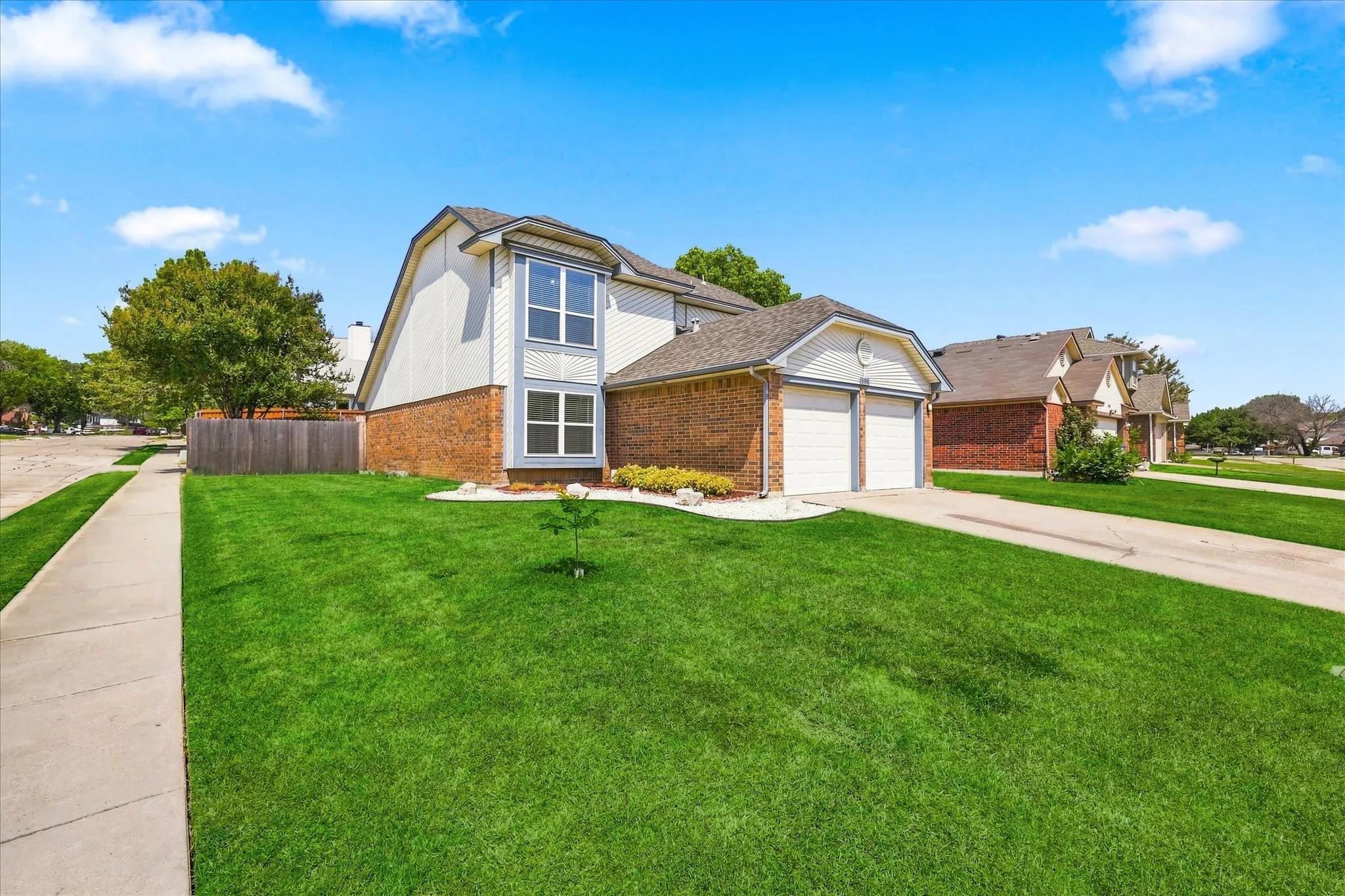 Single Family Residence For Sale in Denton County , 956 Sylvan Creek Drive, Lewisville, Texas 75067, 3 Bedroom, 2 Bathroom, 2 Garage spaces, 1,466 Sqft, built in 1985, mls#21359793, Real Estate Agent in Lewisville, Homes For Sale in Denton county, Homes For Sale in Lewisville, Realtor in Lewisville Texas, Real Estate Brokerage Independent Realty Texas, Luminita Cordes Realtor