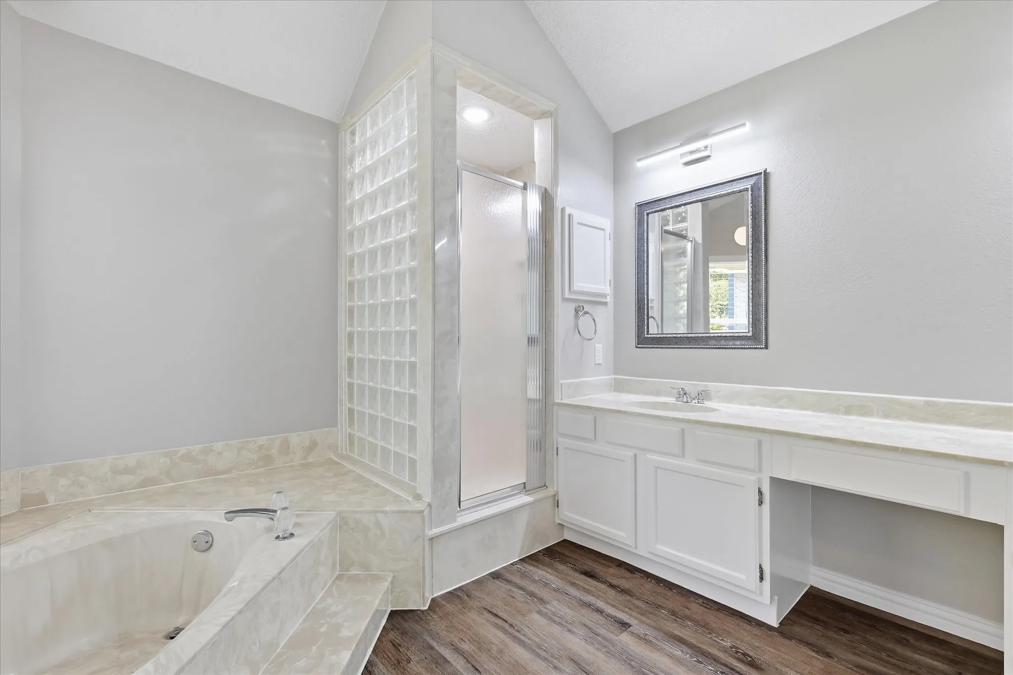 Single Family Residence For Sale in Denton County , 956 Sylvan Creek Drive, Lewisville, Texas 75067, 3 Bedroom, 2 Bathroom, 2 Garage spaces, 1,466 Sqft, built in 1985, mls#21359793, Real Estate Agent in Lewisville, Homes For Sale in Denton county, Homes For Sale in Lewisville, Realtor in Lewisville Texas, Real Estate Brokerage Independent Realty Texas, Luminita Cordes Realtor