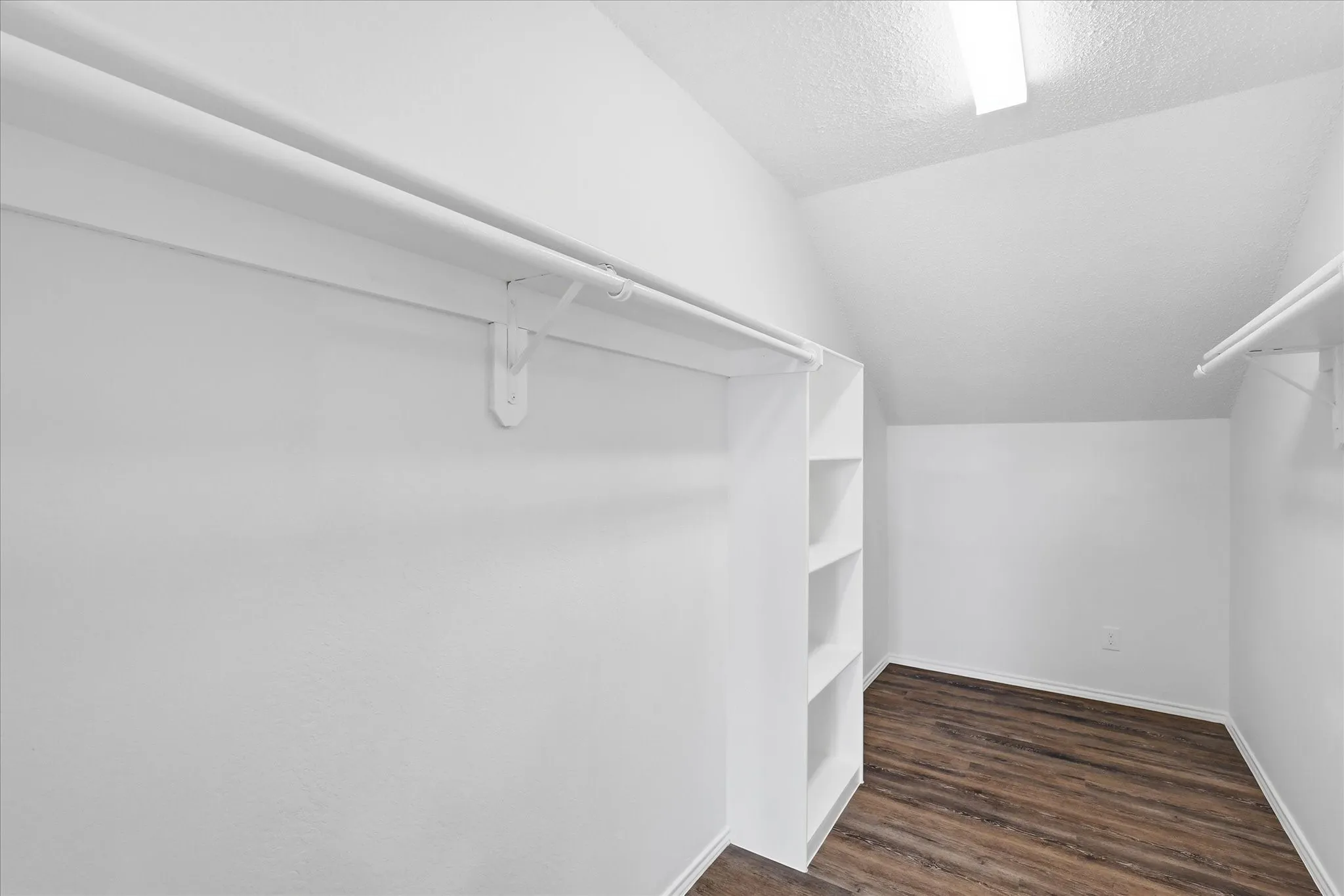 Single Family Residence For Sale in Denton County , 956 Sylvan Creek Drive, Lewisville, Texas 75067, 3 Bedroom, 2 Bathroom, 2 Garage spaces, 1,466 Sqft, built in 1985, mls#21359793, Real Estate Agent in Lewisville, Homes For Sale in Denton county, Homes For Sale in Lewisville, Realtor in Lewisville Texas, Real Estate Brokerage Independent Realty Texas, Luminita Cordes Realtor