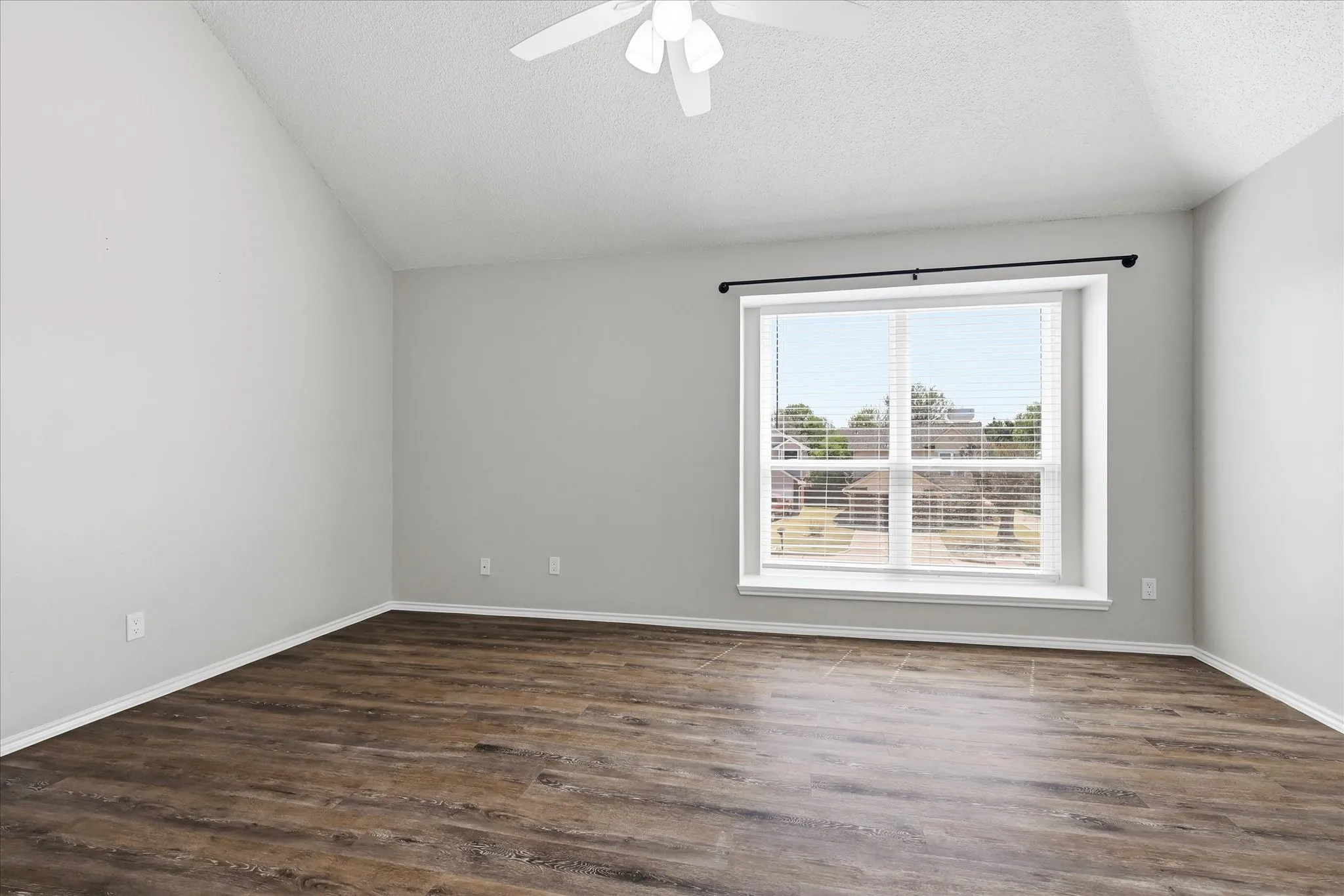Single Family Residence For Sale in Denton County , 956 Sylvan Creek Drive, Lewisville, Texas 75067, 3 Bedroom, 2 Bathroom, 2 Garage spaces, 1,466 Sqft, built in 1985, mls#21359793, Real Estate Agent in Lewisville, Homes For Sale in Denton county, Homes For Sale in Lewisville, Realtor in Lewisville Texas, Real Estate Brokerage Independent Realty Texas, Luminita Cordes Realtor