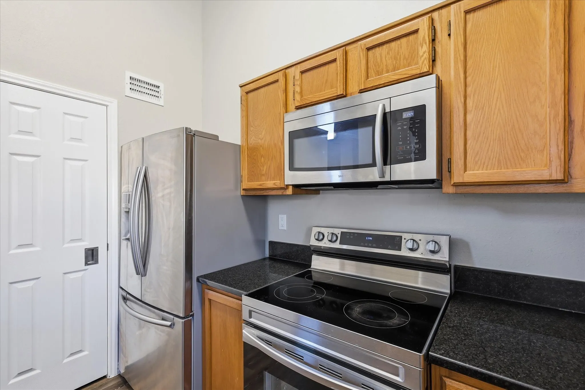 Single Family Residence For Sale in Denton County , 956 Sylvan Creek Drive, Lewisville, Texas 75067, 3 Bedroom, 2 Bathroom, 2 Garage spaces, 1,466 Sqft, built in 1985, mls#21359793, Real Estate Agent in Lewisville, Homes For Sale in Denton county, Homes For Sale in Lewisville, Realtor in Lewisville Texas, Real Estate Brokerage Independent Realty Texas, Luminita Cordes Realtor