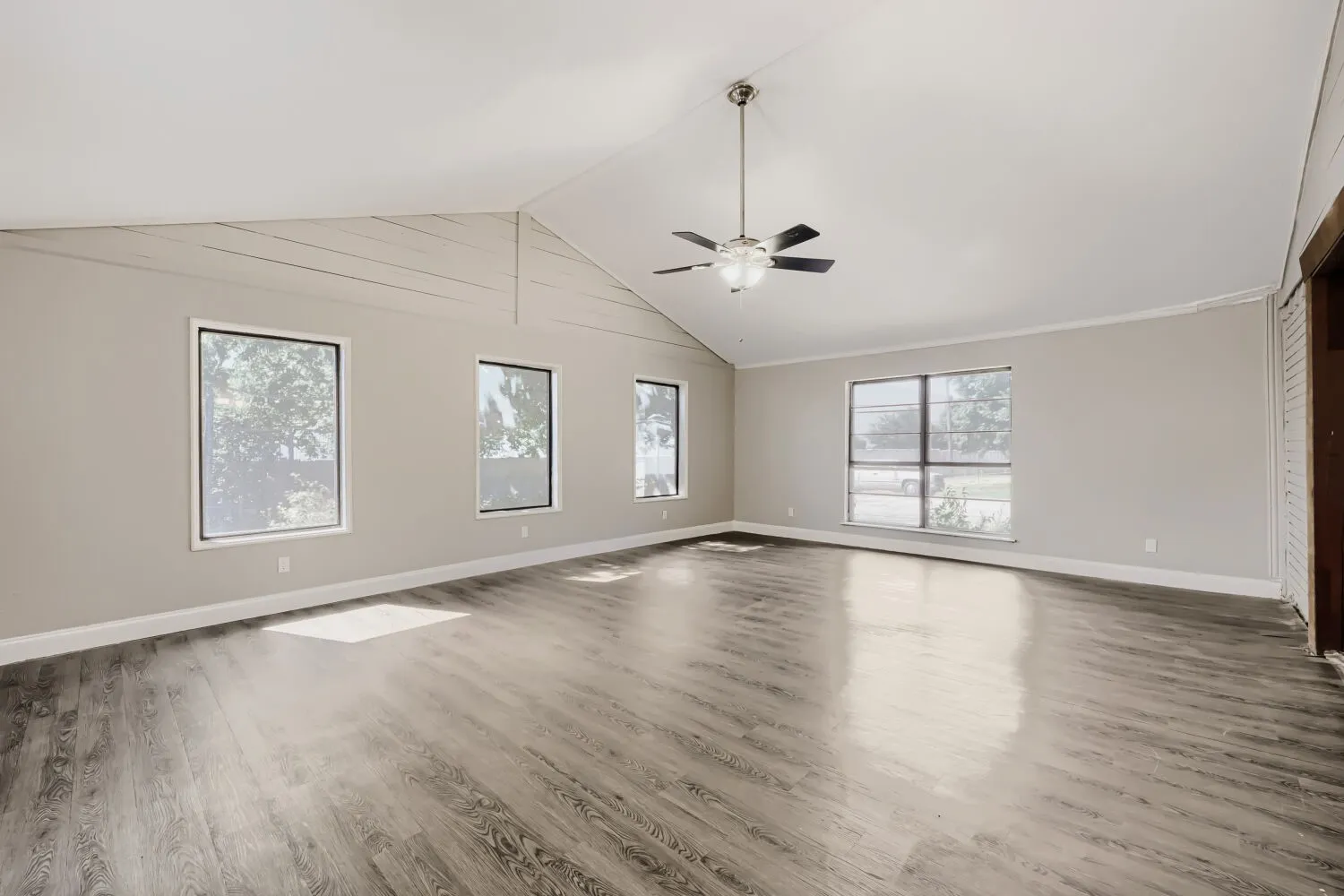 Single Family Residence For Sale in Tarrant County , 704 Fort Worth Street, Mansfield, Texas 76063, 3 Bedroom, 2 Bathroom, 1 Garage spaces, 1,807 Sqft, built in 1977, mls#21362019, Real Estate Agent in Mansfield, Homes For Sale in Tarrant county, Homes For Sale in Mansfield, Realtor in Mansfield Texas, Real Estate Brokerage Independent Realty Texas, Luminita Cordes Realtor