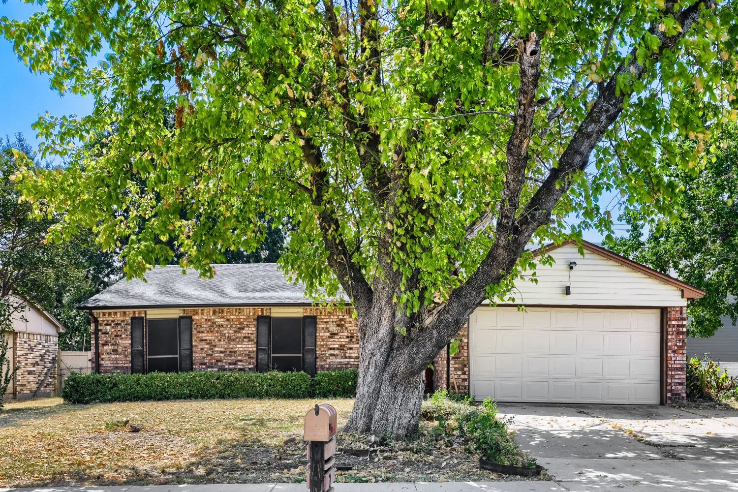 Single Family Residence For Sale in Tarrant County , 704 Fort Worth Street, Mansfield, Texas 76063, 3 Bedroom, 2 Bathroom, 1 Garage spaces, 1,807 Sqft, built in 1977, mls#21362019, Real Estate Agent in Mansfield, Homes For Sale in Tarrant county, Homes For Sale in Mansfield, Realtor in Mansfield Texas, Real Estate Brokerage Independent Realty Texas, Luminita Cordes Realtor