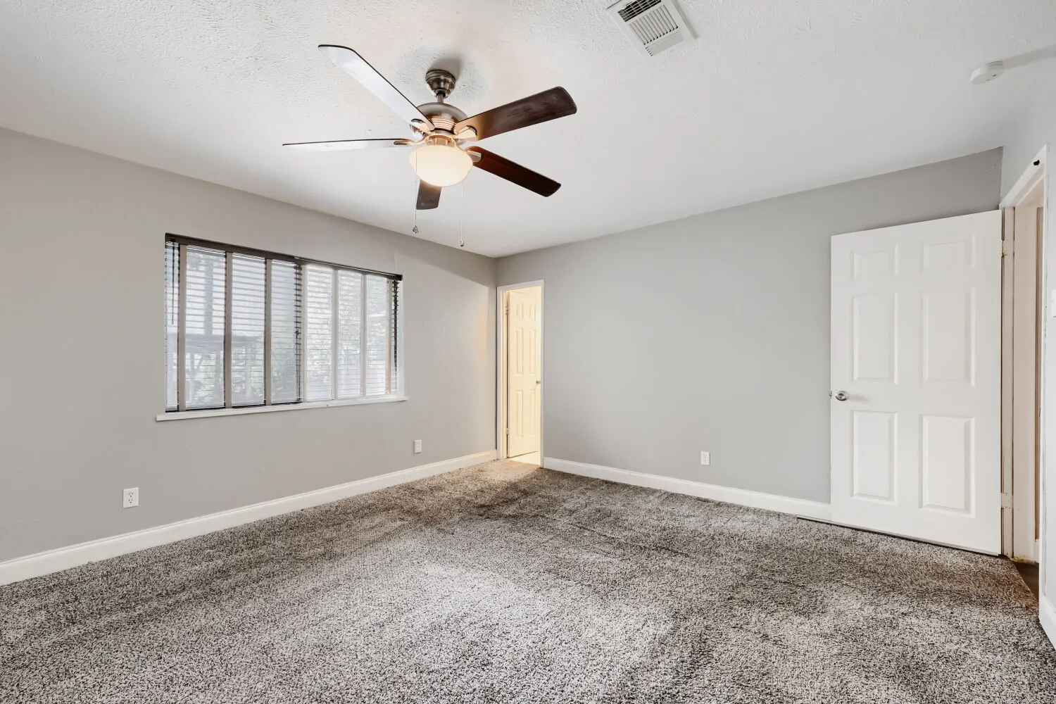 Single Family Residence For Sale in Tarrant County , 704 Fort Worth Street, Mansfield, Texas 76063, 3 Bedroom, 2 Bathroom, 1 Garage spaces, 1,807 Sqft, built in 1977, mls#21362019, Real Estate Agent in Mansfield, Homes For Sale in Tarrant county, Homes For Sale in Mansfield, Realtor in Mansfield Texas, Real Estate Brokerage Independent Realty Texas, Luminita Cordes Realtor