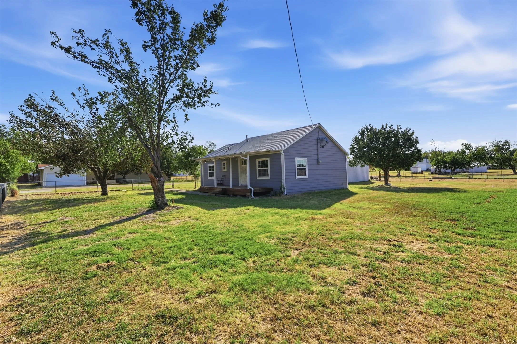 Single Family Residence For Sale in Kaufman County , 8099 Truet Street, Scurry, Texas 75158, 2 Bedroom, 1 Bathroom, 2 Garage spaces, 966 Sqft, built in 2004, mls#21370384, Real Estate Agent in Scurry, Homes For Sale in Kaufman county, Homes For Sale in Scurry, Realtor in Scurry Texas, Real Estate Brokerage Independent Realty Texas, Luminita Cordes Realtor