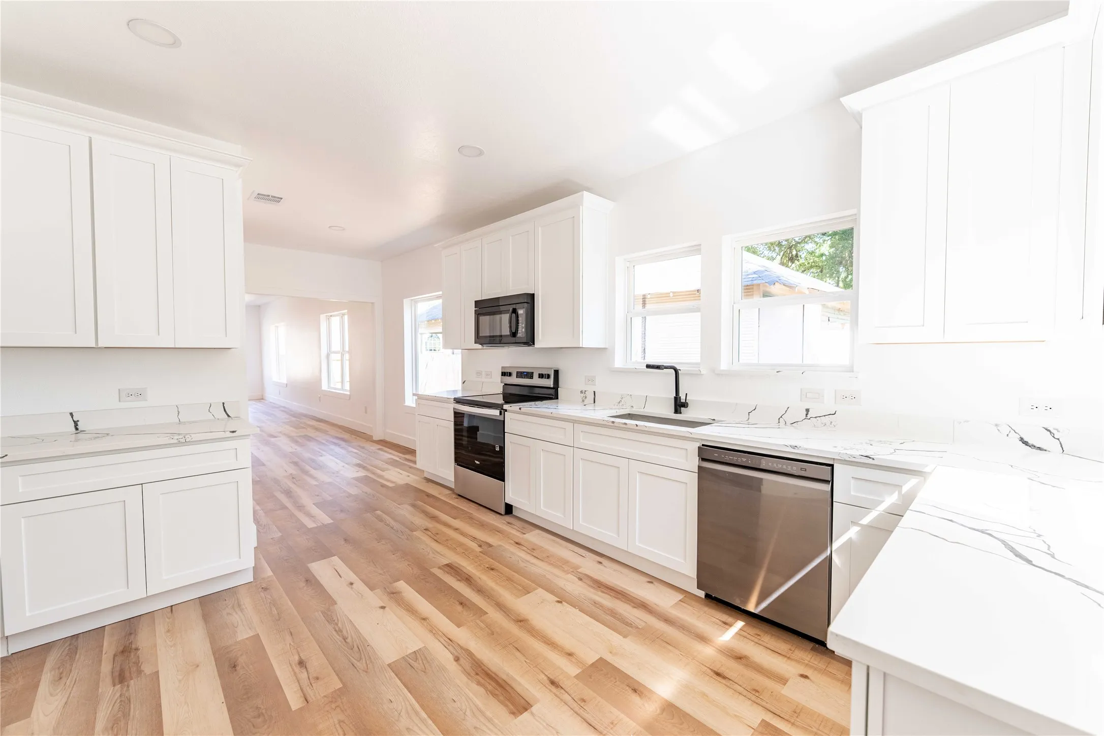 Single Family Residence For Sale in Hopkins County , 606 Davis Street N, Sulphur Springs, Texas 75482, 3 Bedroom, 2 Bathroom, Garage spaces, 1,834 Sqft, built in 1935, mls#21374787, Real Estate Agent in Sulphur Springs, Homes For Sale in Hopkins county, Homes For Sale in Sulphur Springs, Realtor in Sulphur Springs Texas, Real Estate Brokerage Independent Realty Texas, Luminita Cordes Realtor