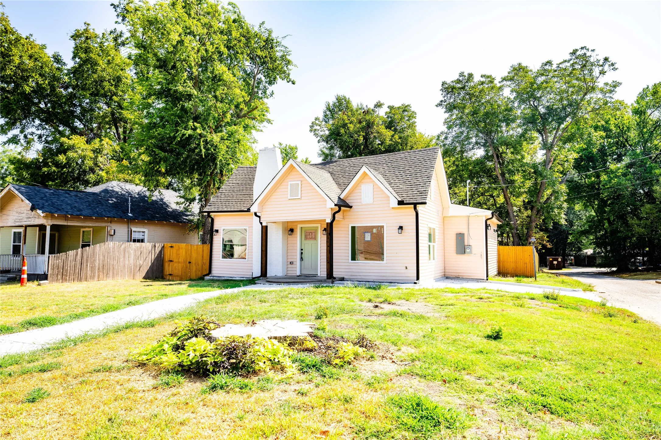 Single Family Residence For Sale in Hopkins County , 606 Davis Street N, Sulphur Springs, Texas 75482, 3 Bedroom, 2 Bathroom, Garage spaces, 1,834 Sqft, built in 1935, mls#21374787, Real Estate Agent in Sulphur Springs, Homes For Sale in Hopkins county, Homes For Sale in Sulphur Springs, Realtor in Sulphur Springs Texas, Real Estate Brokerage Independent Realty Texas, Luminita Cordes Realtor