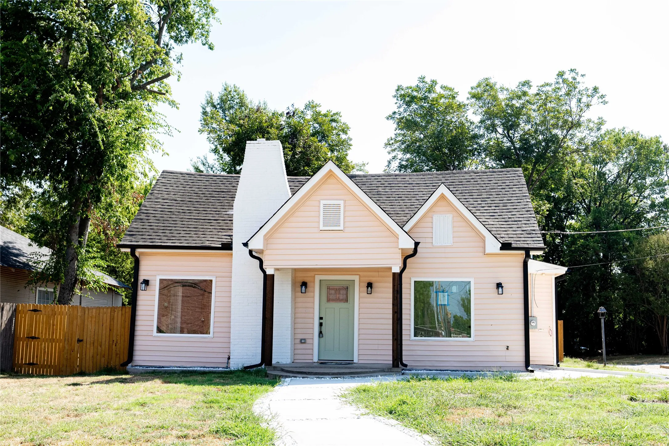 Single Family Residence For Sale in Hopkins County , 606 Davis Street N, Sulphur Springs, Texas 75482, 3 Bedroom, 2 Bathroom, Garage spaces, 1,834 Sqft, built in 1935, mls#21374787, Real Estate Agent in Sulphur Springs, Homes For Sale in Hopkins county, Homes For Sale in Sulphur Springs, Realtor in Sulphur Springs Texas, Real Estate Brokerage Independent Realty Texas, Luminita Cordes Realtor