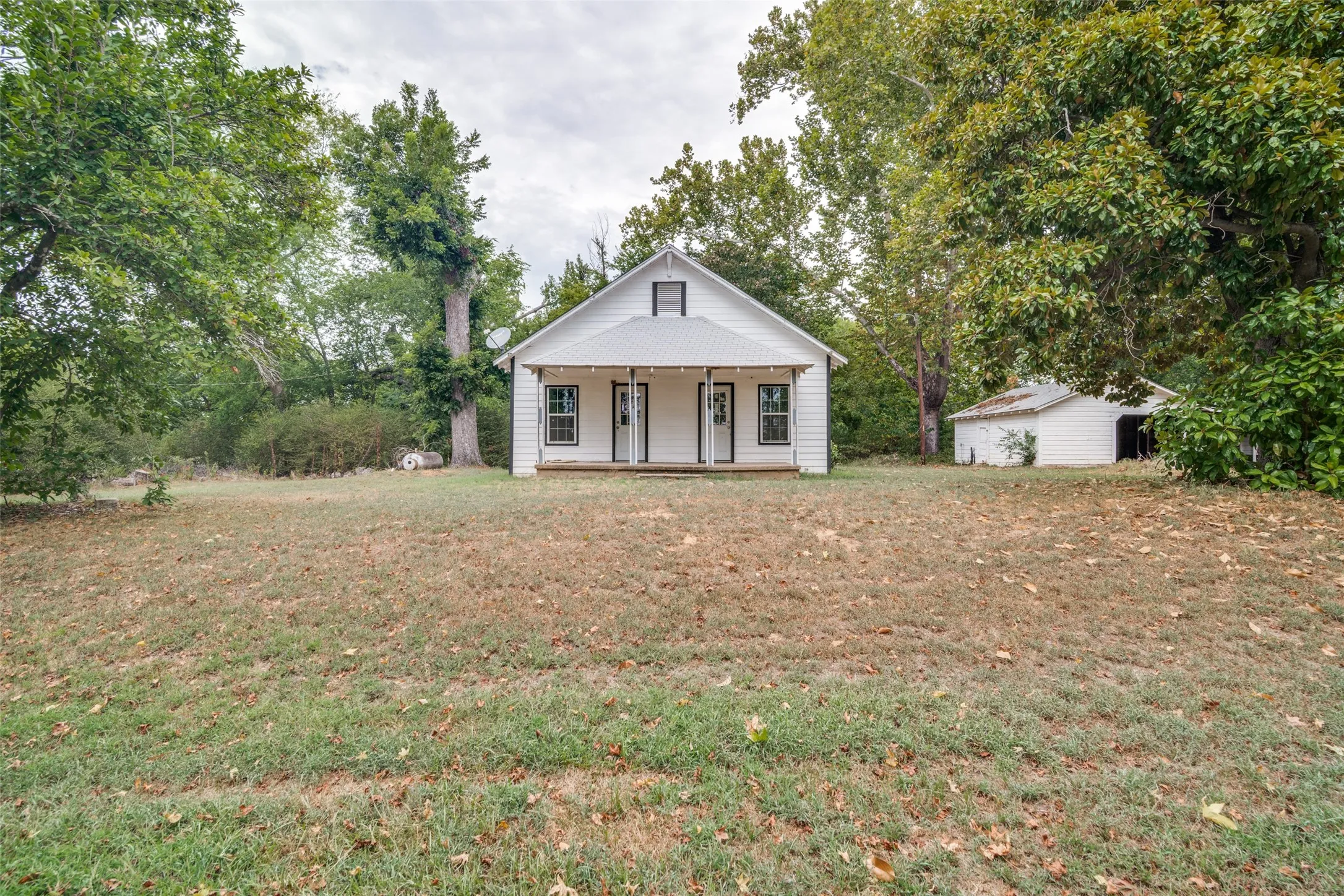 Single Family Residence For Sale in Wood County , 148 County Road 4988, Winnsboro, Texas 75494, 2 Bedroom, 1 Bathroom, 2 Garage spaces, 784 Sqft, built in 1989, mls#21374930, Real Estate Agent in Winnsboro, Homes For Sale in Wood county, Homes For Sale in Winnsboro, Realtor in Winnsboro Texas, Real Estate Brokerage Independent Realty Texas, Luminita Cordes Realtor