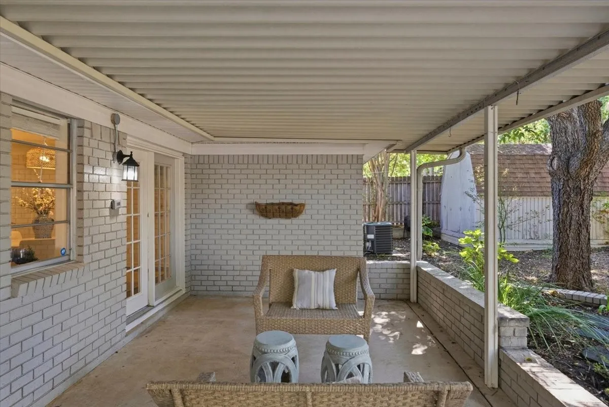 Single Family Residence For Sale in Tarrant County , 4711 Hope Street, River Oaks, Texas 76114, 3 Bedroom, 2 Bathroom, 2 Garage spaces, 1,420 Sqft, built in 1961, mls#21374809, Real Estate Agent in River Oaks, Homes For Sale in Tarrant county, Homes For Sale in River Oaks, Realtor in River Oaks Texas, Real Estate Brokerage Independent Realty Texas, Luminita Cordes Realtor
