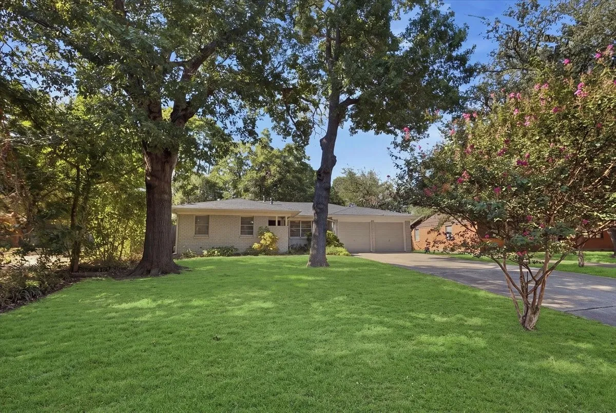 Single Family Residence For Sale in Tarrant County , 4711 Hope Street, River Oaks, Texas 76114, 3 Bedroom, 2 Bathroom, 2 Garage spaces, 1,420 Sqft, built in 1961, mls#21374809, Real Estate Agent in River Oaks, Homes For Sale in Tarrant county, Homes For Sale in River Oaks, Realtor in River Oaks Texas, Real Estate Brokerage Independent Realty Texas, Luminita Cordes Realtor