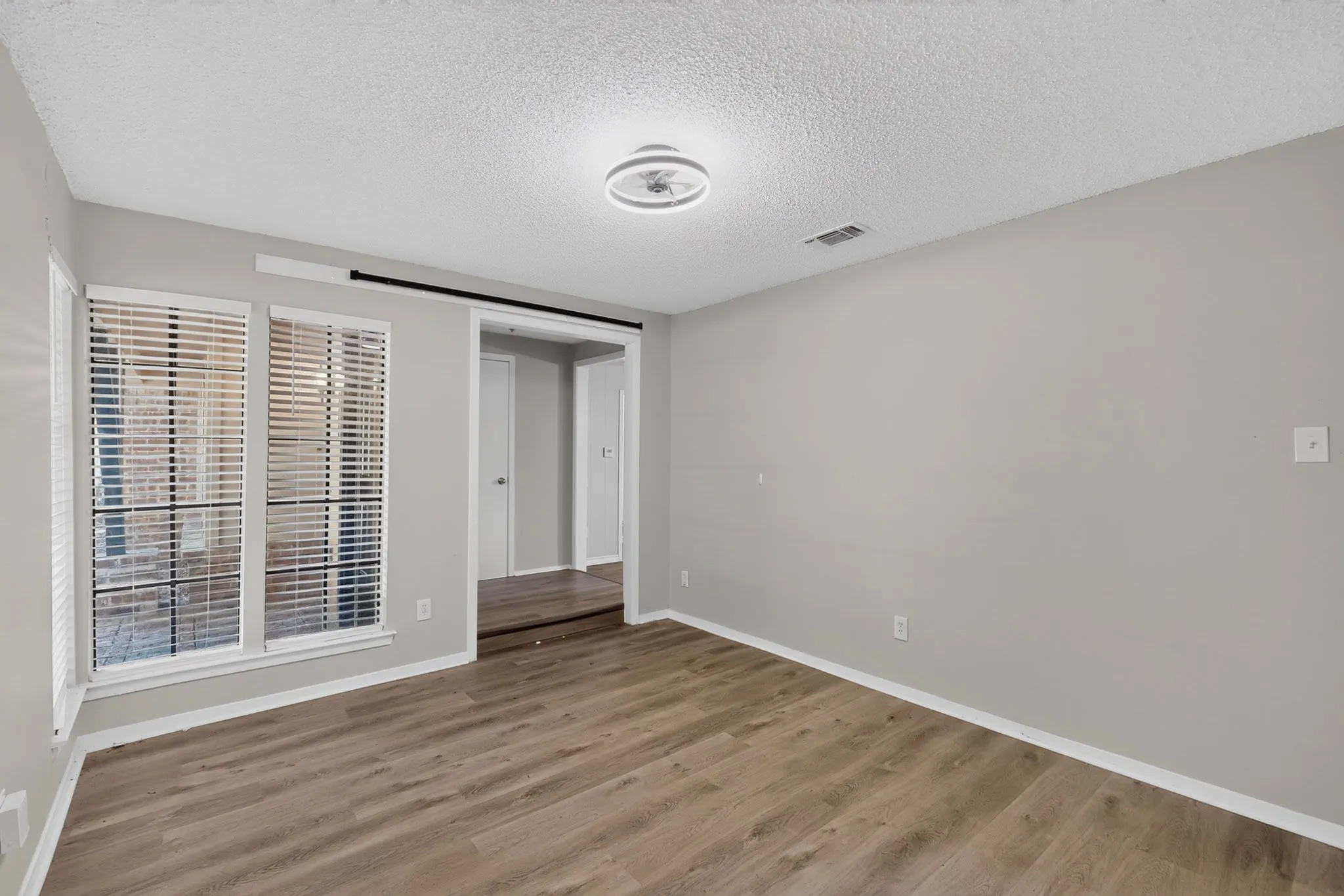 Single Family Residence For Sale in Tarrant County , 1020 Almond Drive, Mansfield, Texas 76063, 3 Bedroom, 2 Bathroom, 2 Garage spaces, 1,695 Sqft, built in 1976, mls#21373785, Real Estate Agent in Mansfield, Homes For Sale in Tarrant county, Homes For Sale in Mansfield, Realtor in Mansfield Texas, Real Estate Brokerage Independent Realty Texas, Luminita Cordes Realtor