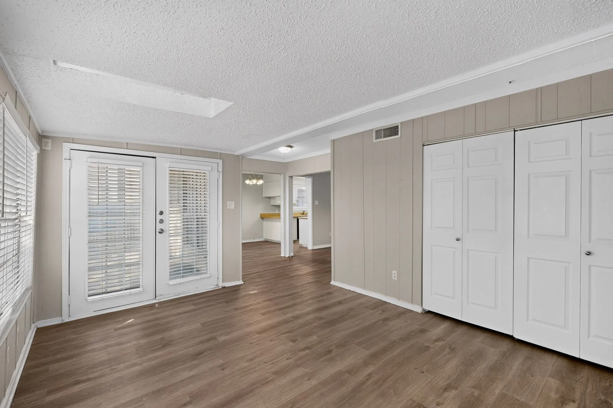 Single Family Residence For Sale in Tarrant County , 1020 Almond Drive, Mansfield, Texas 76063, 3 Bedroom, 2 Bathroom, 2 Garage spaces, 1,695 Sqft, built in 1976, mls#21373785, Real Estate Agent in Mansfield, Homes For Sale in Tarrant county, Homes For Sale in Mansfield, Realtor in Mansfield Texas, Real Estate Brokerage Independent Realty Texas, Luminita Cordes Realtor