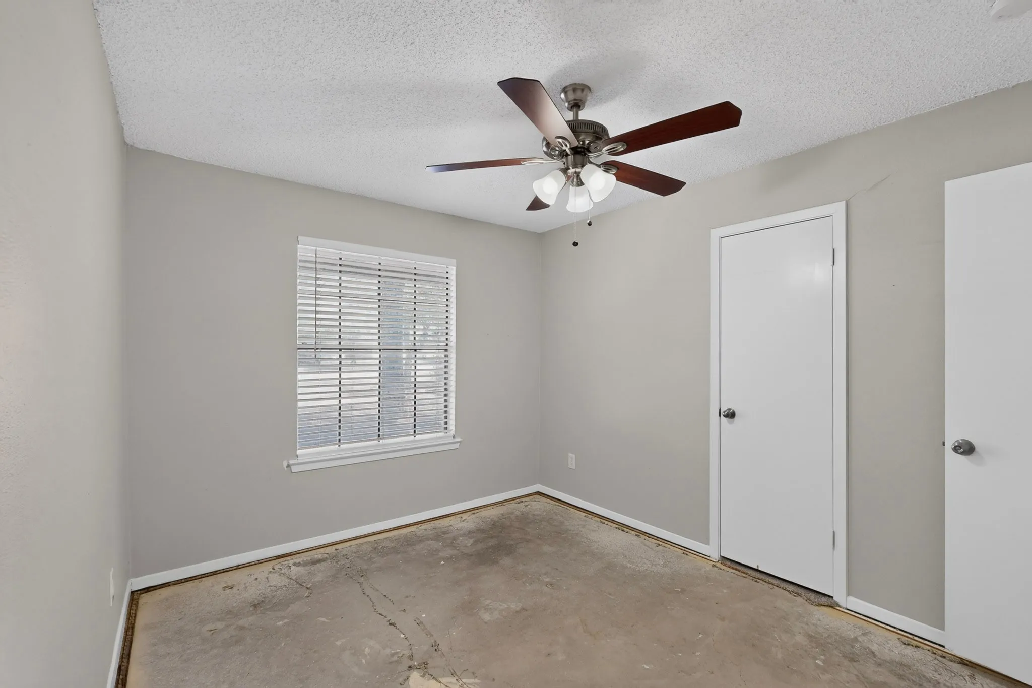 Single Family Residence For Sale in Tarrant County , 1020 Almond Drive, Mansfield, Texas 76063, 3 Bedroom, 2 Bathroom, 2 Garage spaces, 1,695 Sqft, built in 1976, mls#21373785, Real Estate Agent in Mansfield, Homes For Sale in Tarrant county, Homes For Sale in Mansfield, Realtor in Mansfield Texas, Real Estate Brokerage Independent Realty Texas, Luminita Cordes Realtor