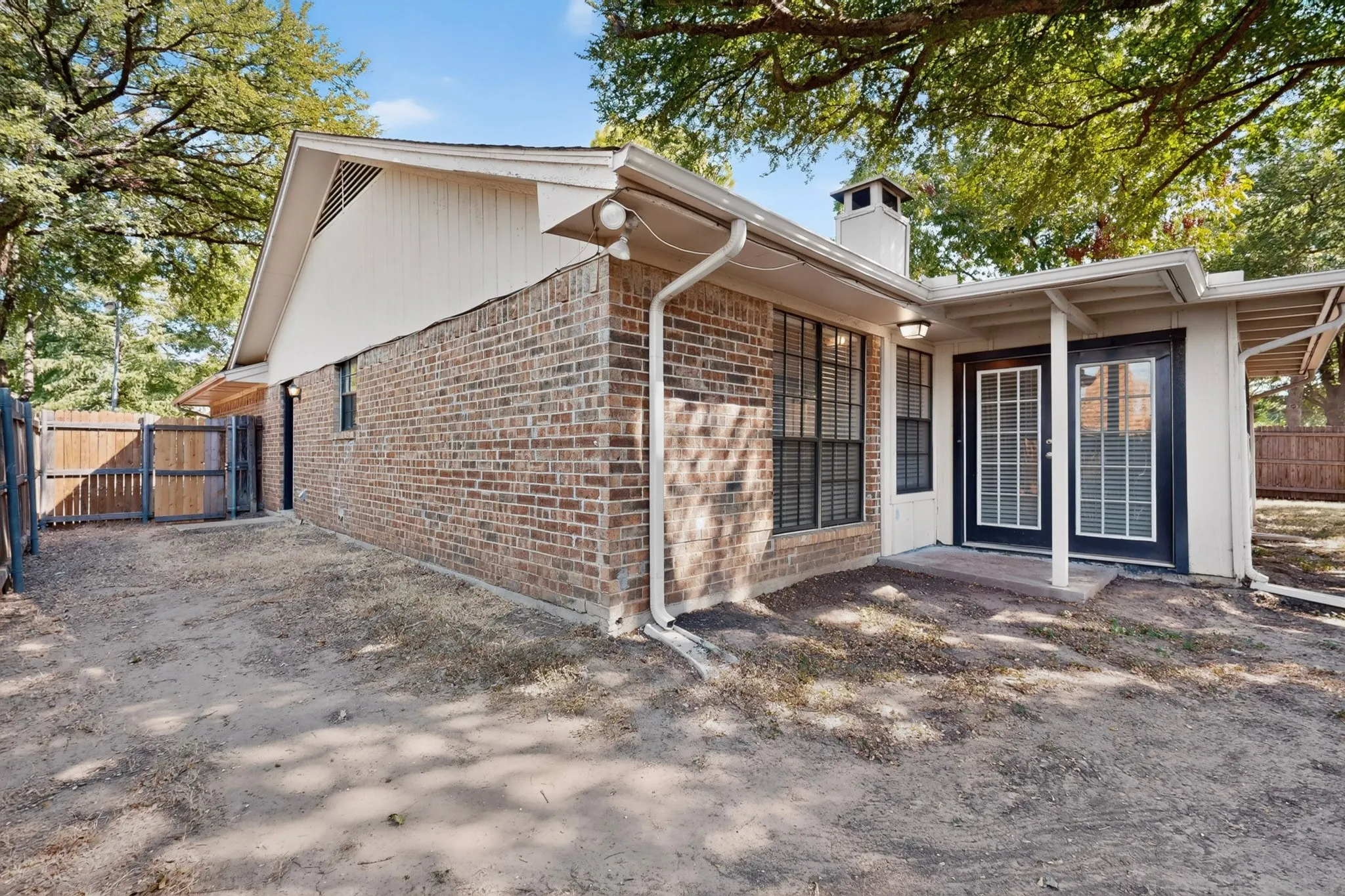 Single Family Residence For Sale in Tarrant County , 1020 Almond Drive, Mansfield, Texas 76063, 3 Bedroom, 2 Bathroom, 2 Garage spaces, 1,695 Sqft, built in 1976, mls#21373785, Real Estate Agent in Mansfield, Homes For Sale in Tarrant county, Homes For Sale in Mansfield, Realtor in Mansfield Texas, Real Estate Brokerage Independent Realty Texas, Luminita Cordes Realtor