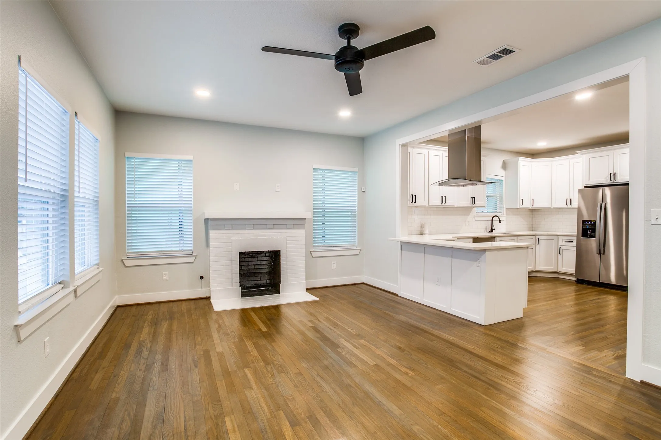 Single Family Residence For Rent in Dallas County , 619 Pembroke Avenue, Dallas, Texas 75208, 3 Bedroom, 2 Bathroom, Garage spaces, 1,550 Sqft, built in 1930, mls#21367973, Real Estate Agent in Dallas, Homes For Rent in Dallas county, Homes For Rent in Dallas, Realtor in Dallas Texas, Real Estate Brokerage Independent Realty Texas, Luminita Cordes Realtor