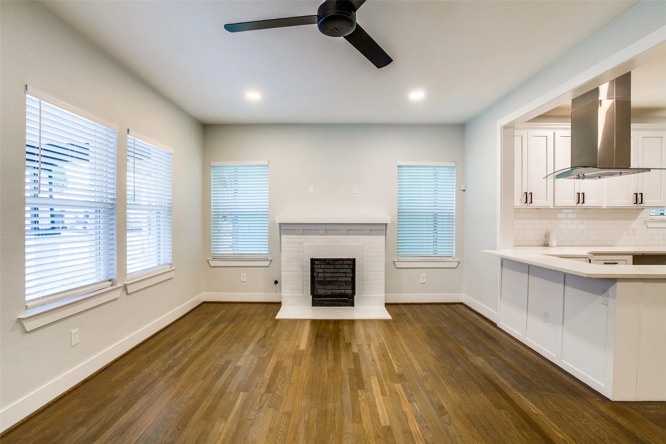 Single Family Residence For Rent in Dallas County , 619 Pembroke Avenue, Dallas, Texas 75208, 3 Bedroom, 2 Bathroom, Garage spaces, 1,550 Sqft, built in 1930, mls#21367973, Real Estate Agent in Dallas, Homes For Rent in Dallas county, Homes For Rent in Dallas, Realtor in Dallas Texas, Real Estate Brokerage Independent Realty Texas, Luminita Cordes Realtor