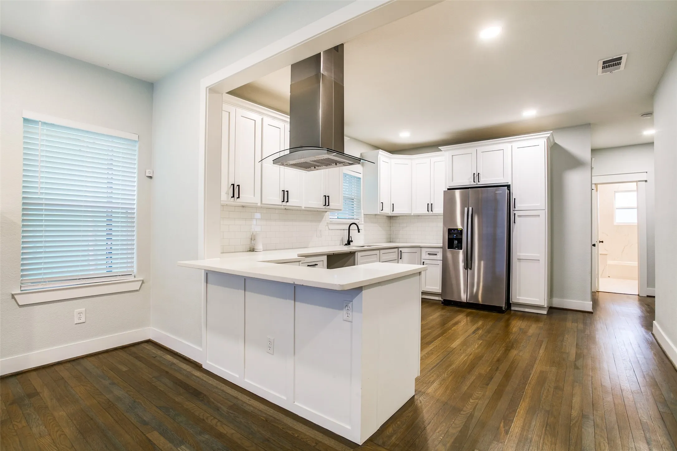 Single Family Residence For Rent in Dallas County , 619 Pembroke Avenue, Dallas, Texas 75208, 3 Bedroom, 2 Bathroom, Garage spaces, 1,550 Sqft, built in 1930, mls#21367973, Real Estate Agent in Dallas, Homes For Rent in Dallas county, Homes For Rent in Dallas, Realtor in Dallas Texas, Real Estate Brokerage Independent Realty Texas, Luminita Cordes Realtor