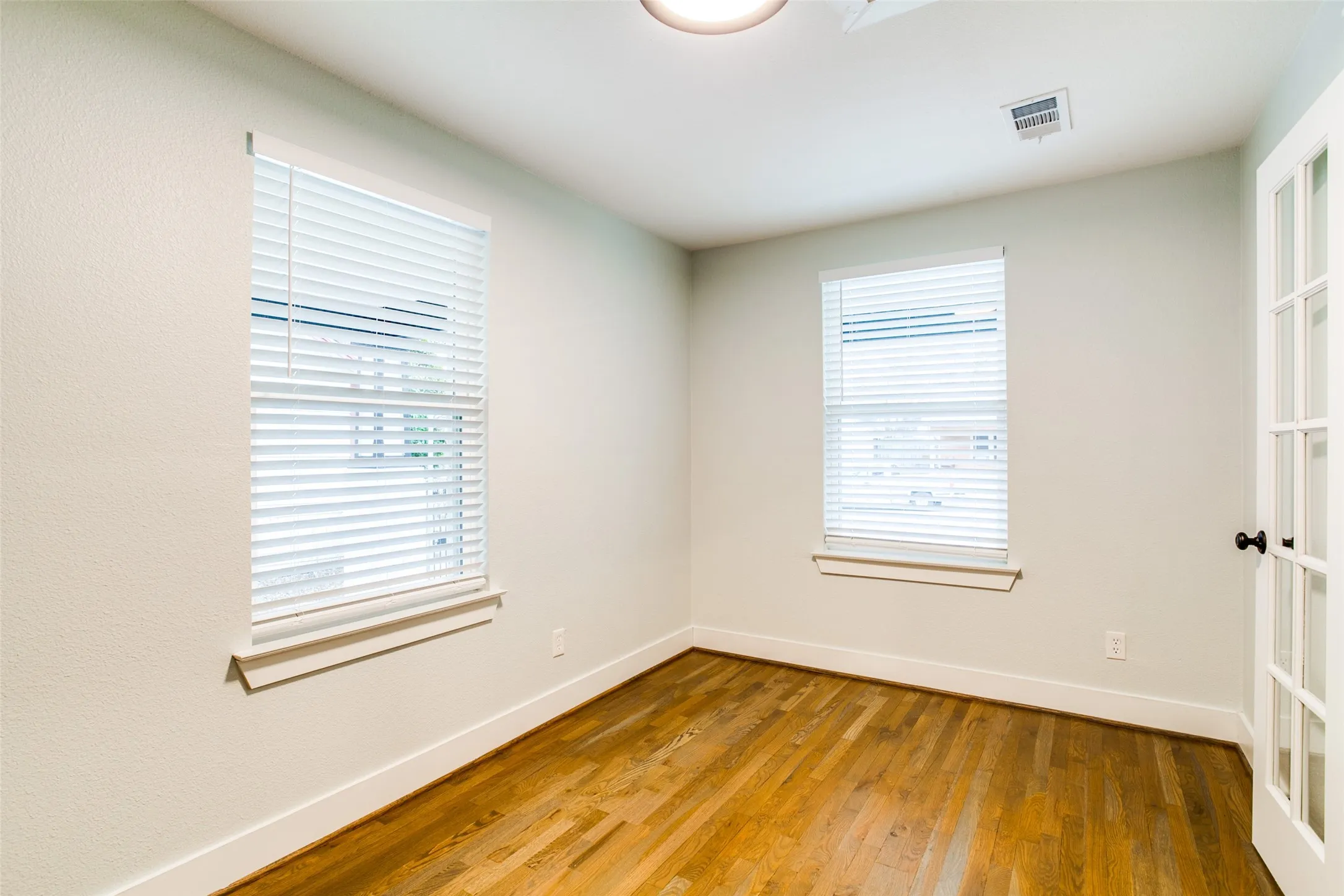 Single Family Residence For Rent in Dallas County , 619 Pembroke Avenue, Dallas, Texas 75208, 3 Bedroom, 2 Bathroom, Garage spaces, 1,550 Sqft, built in 1930, mls#21367973, Real Estate Agent in Dallas, Homes For Rent in Dallas county, Homes For Rent in Dallas, Realtor in Dallas Texas, Real Estate Brokerage Independent Realty Texas, Luminita Cordes Realtor