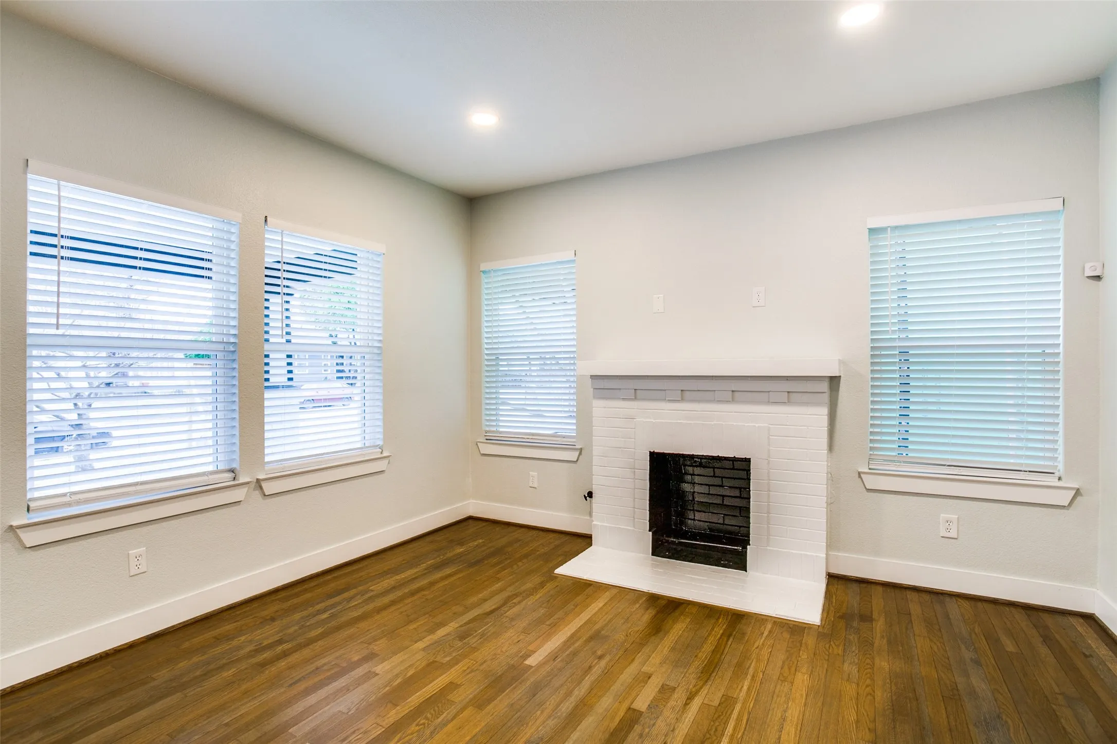 Single Family Residence For Rent in Dallas County , 619 Pembroke Avenue, Dallas, Texas 75208, 3 Bedroom, 2 Bathroom, Garage spaces, 1,550 Sqft, built in 1930, mls#21367973, Real Estate Agent in Dallas, Homes For Rent in Dallas county, Homes For Rent in Dallas, Realtor in Dallas Texas, Real Estate Brokerage Independent Realty Texas, Luminita Cordes Realtor