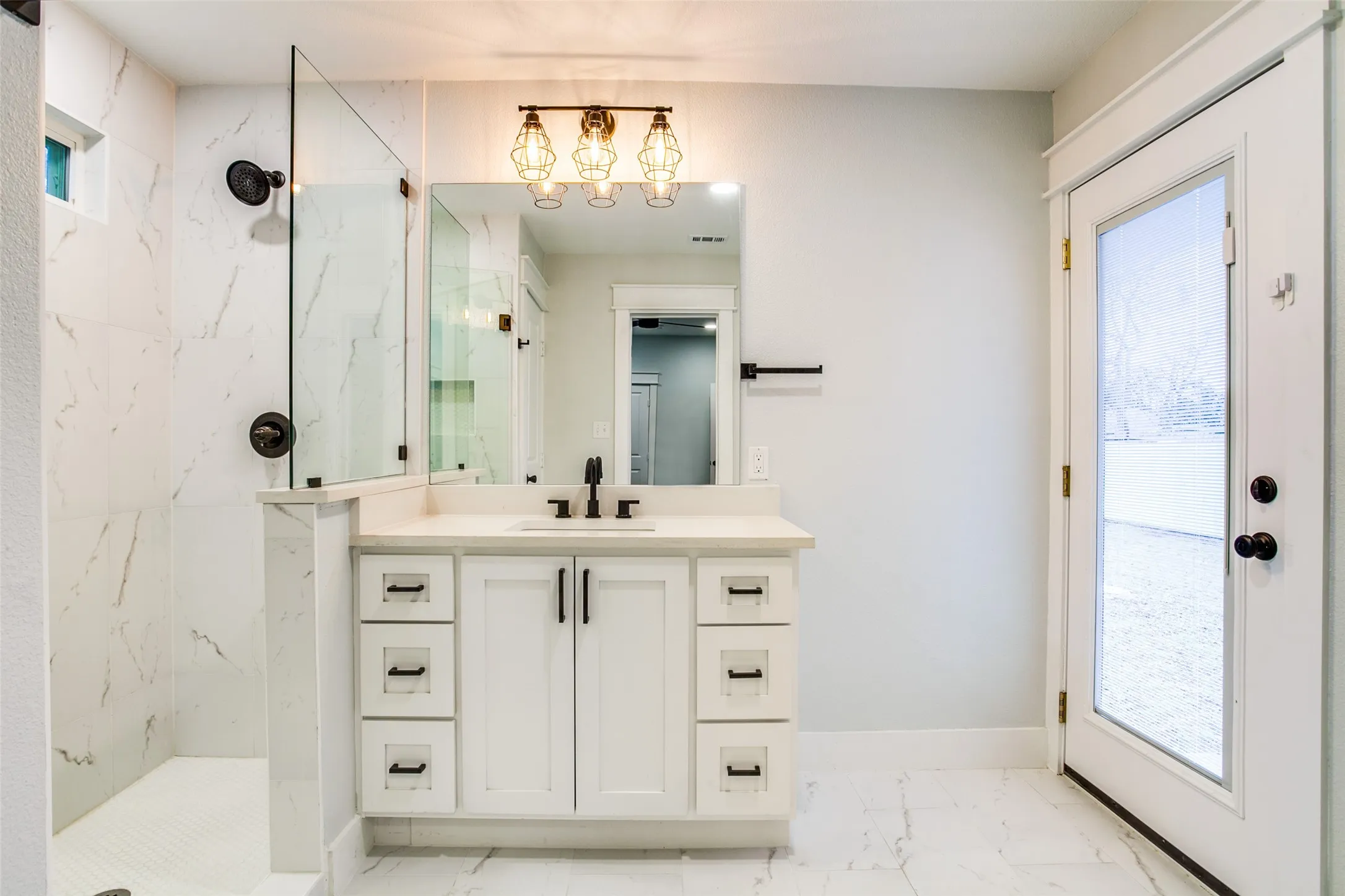 Single Family Residence For Rent in Dallas County , 619 Pembroke Avenue, Dallas, Texas 75208, 3 Bedroom, 2 Bathroom, Garage spaces, 1,550 Sqft, built in 1930, mls#21367973, Real Estate Agent in Dallas, Homes For Rent in Dallas county, Homes For Rent in Dallas, Realtor in Dallas Texas, Real Estate Brokerage Independent Realty Texas, Luminita Cordes Realtor