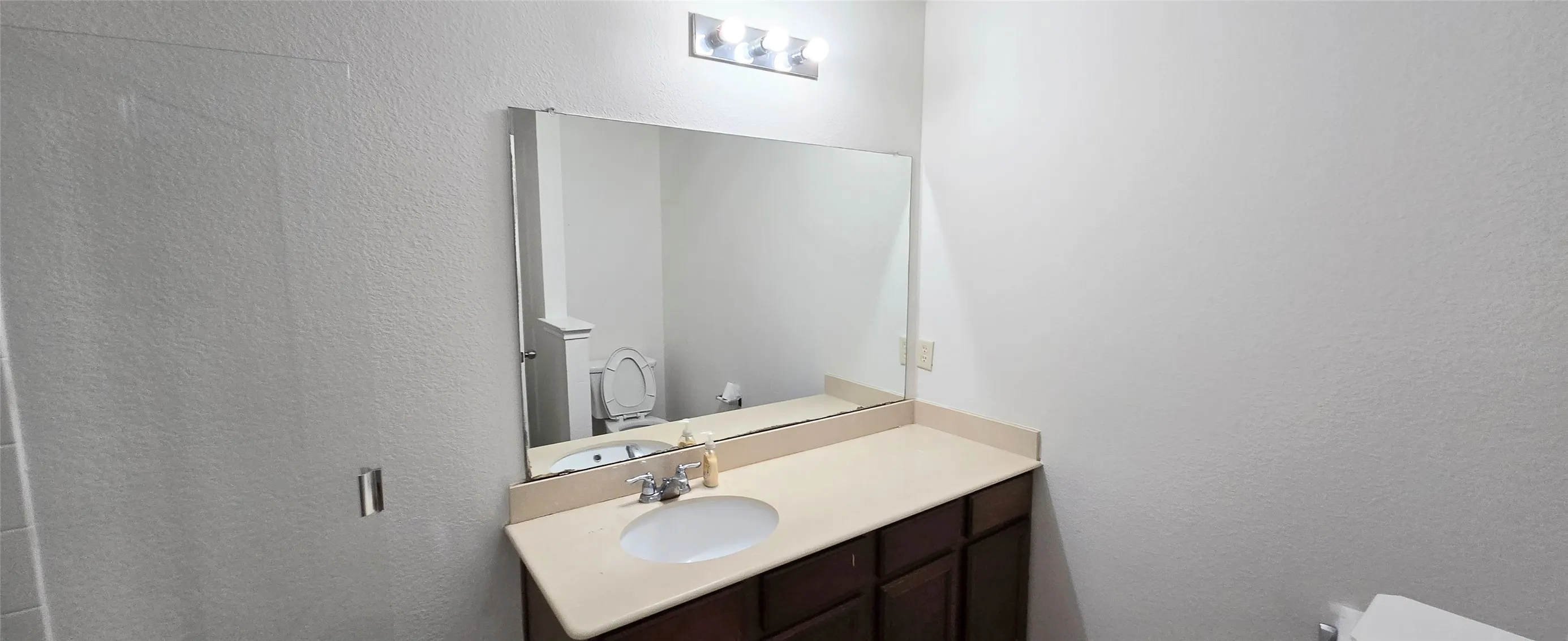 Single Family Residence For Rent in Collin County , 323 Vernon Street, Anna, Texas 75409, 4 Bedroom, 2 Bathroom, 2 Garage spaces, 1,645 Sqft, built in 2014, mls#21374936, Real Estate Agent in Anna, Homes For Rent in Collin county, Homes For Rent in Anna, Realtor in Anna Texas, Real Estate Brokerage Independent Realty Texas, Luminita Cordes Realtor