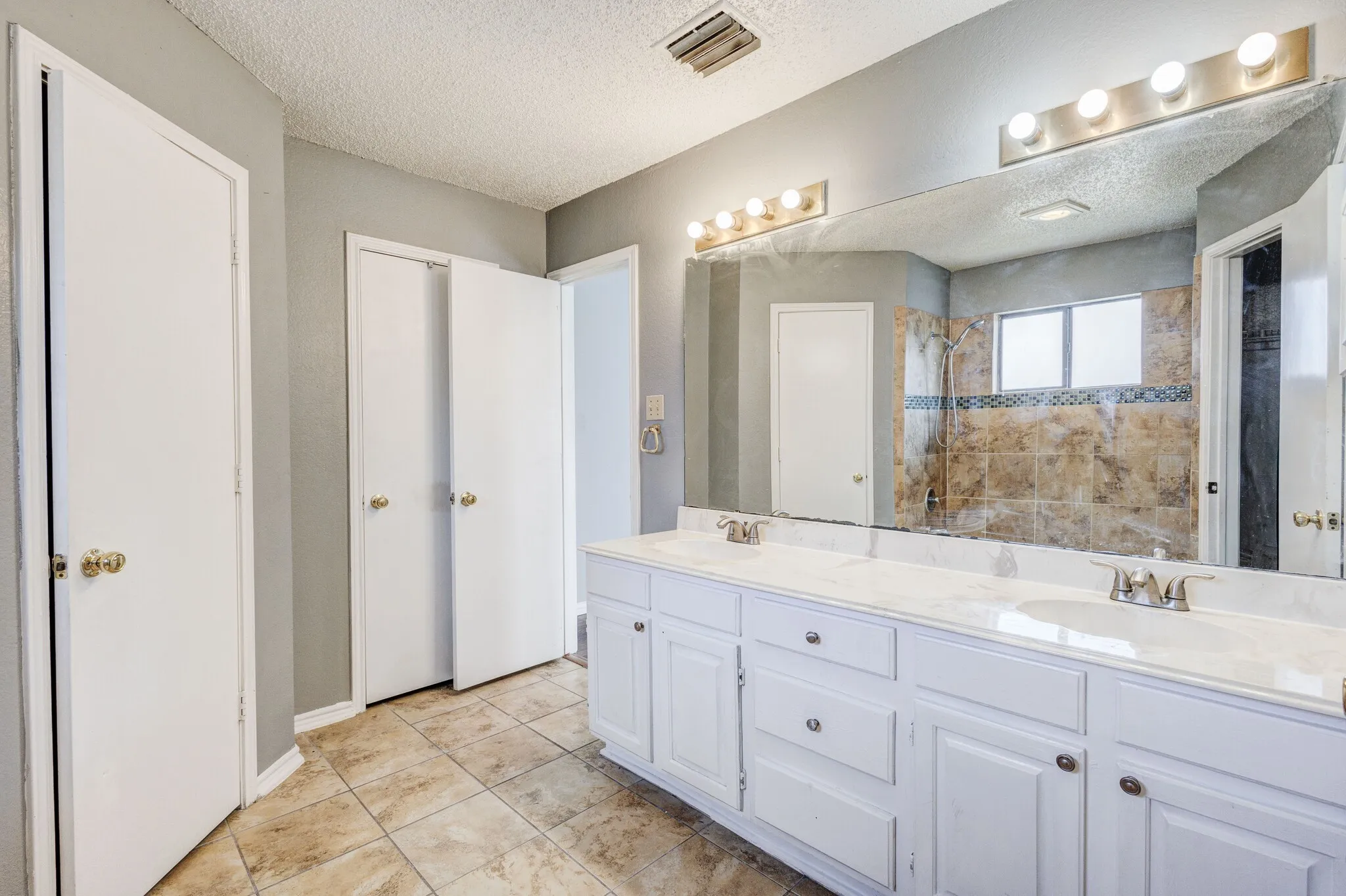 Single Family Residence For Sale in Dallas County , 1018 Dandelion Drive, Mesquite, Texas 75149, 3 Bedroom, 2 Bathroom, 2 Garage spaces, 1,589 Sqft, built in 1987, mls#21374940, Real Estate Agent in Mesquite, Homes For Sale in Dallas county, Homes For Sale in Mesquite, Realtor in Mesquite Texas, Real Estate Brokerage Independent Realty Texas, Luminita Cordes Realtor