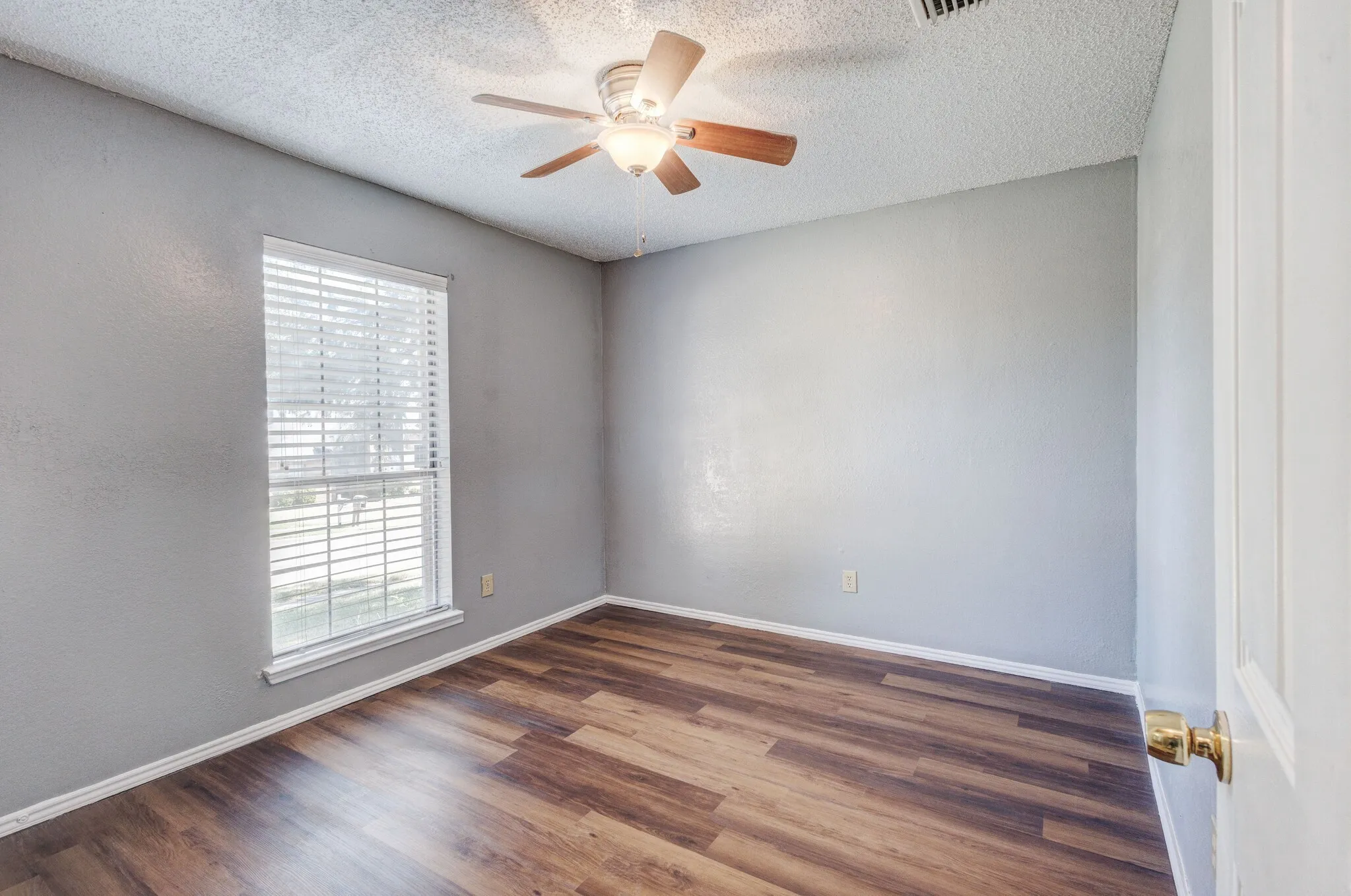 Single Family Residence For Sale in Dallas County , 1018 Dandelion Drive, Mesquite, Texas 75149, 3 Bedroom, 2 Bathroom, 2 Garage spaces, 1,589 Sqft, built in 1987, mls#21374940, Real Estate Agent in Mesquite, Homes For Sale in Dallas county, Homes For Sale in Mesquite, Realtor in Mesquite Texas, Real Estate Brokerage Independent Realty Texas, Luminita Cordes Realtor