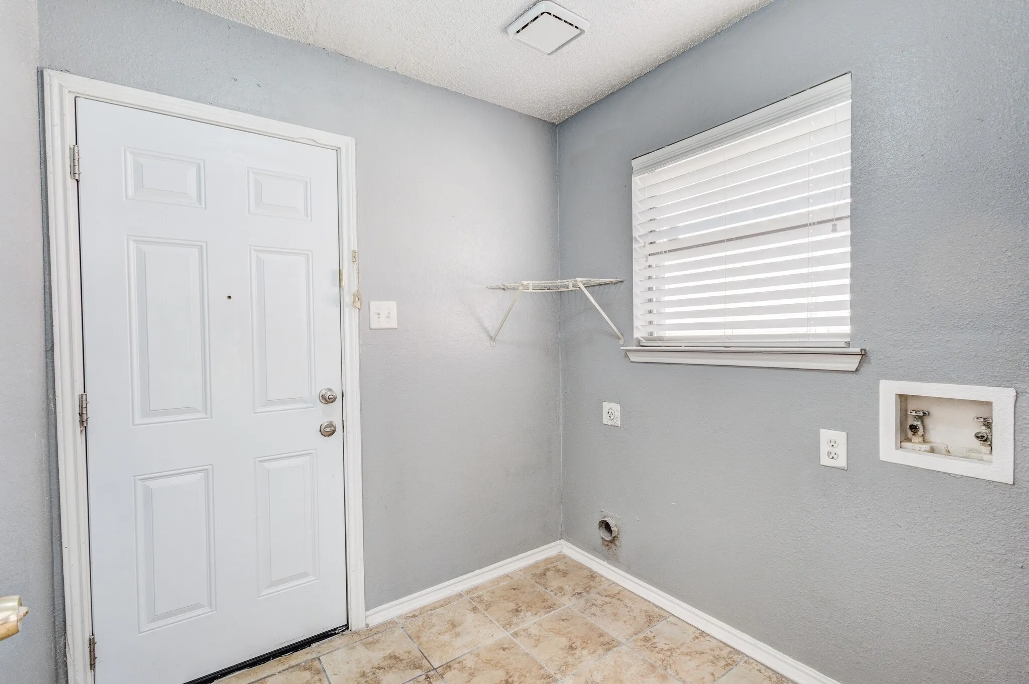 Single Family Residence For Sale in Dallas County , 1018 Dandelion Drive, Mesquite, Texas 75149, 3 Bedroom, 2 Bathroom, 2 Garage spaces, 1,589 Sqft, built in 1987, mls#21374940, Real Estate Agent in Mesquite, Homes For Sale in Dallas county, Homes For Sale in Mesquite, Realtor in Mesquite Texas, Real Estate Brokerage Independent Realty Texas, Luminita Cordes Realtor