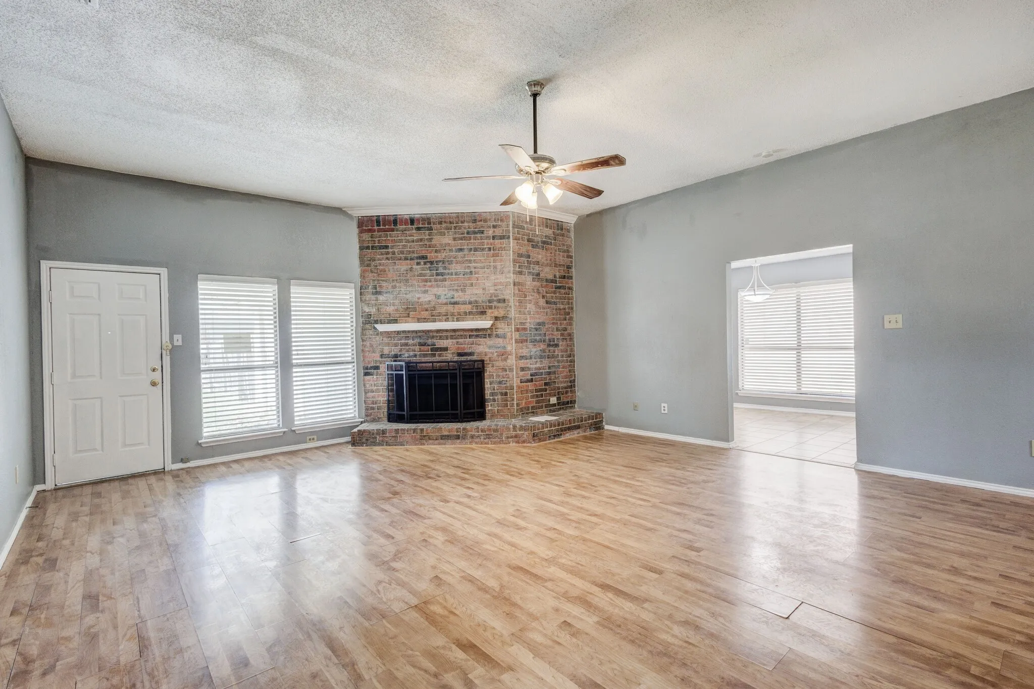 Single Family Residence For Sale in Dallas County , 1018 Dandelion Drive, Mesquite, Texas 75149, 3 Bedroom, 2 Bathroom, 2 Garage spaces, 1,589 Sqft, built in 1987, mls#21374940, Real Estate Agent in Mesquite, Homes For Sale in Dallas county, Homes For Sale in Mesquite, Realtor in Mesquite Texas, Real Estate Brokerage Independent Realty Texas, Luminita Cordes Realtor