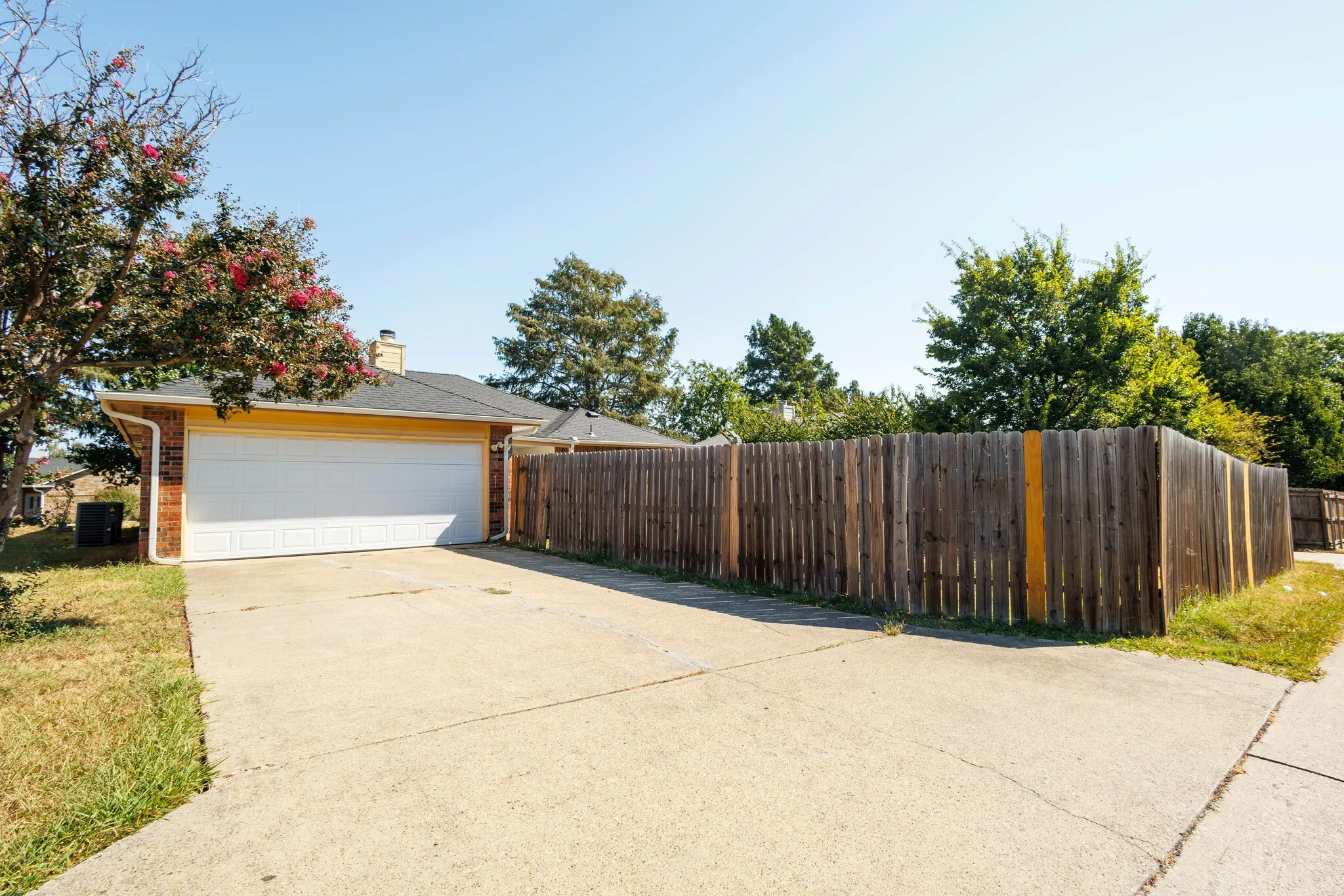 Single Family Residence For Sale in Dallas County , 1018 Dandelion Drive, Mesquite, Texas 75149, 3 Bedroom, 2 Bathroom, 2 Garage spaces, 1,589 Sqft, built in 1987, mls#21374940, Real Estate Agent in Mesquite, Homes For Sale in Dallas county, Homes For Sale in Mesquite, Realtor in Mesquite Texas, Real Estate Brokerage Independent Realty Texas, Luminita Cordes Realtor