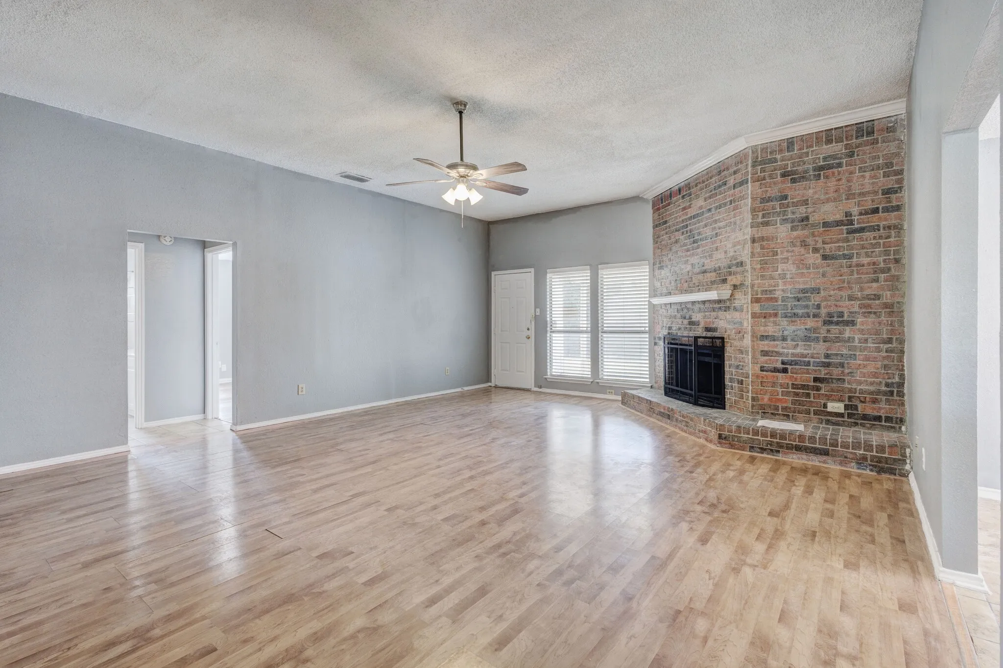 Single Family Residence For Sale in Dallas County , 1018 Dandelion Drive, Mesquite, Texas 75149, 3 Bedroom, 2 Bathroom, 2 Garage spaces, 1,589 Sqft, built in 1987, mls#21374940, Real Estate Agent in Mesquite, Homes For Sale in Dallas county, Homes For Sale in Mesquite, Realtor in Mesquite Texas, Real Estate Brokerage Independent Realty Texas, Luminita Cordes Realtor
