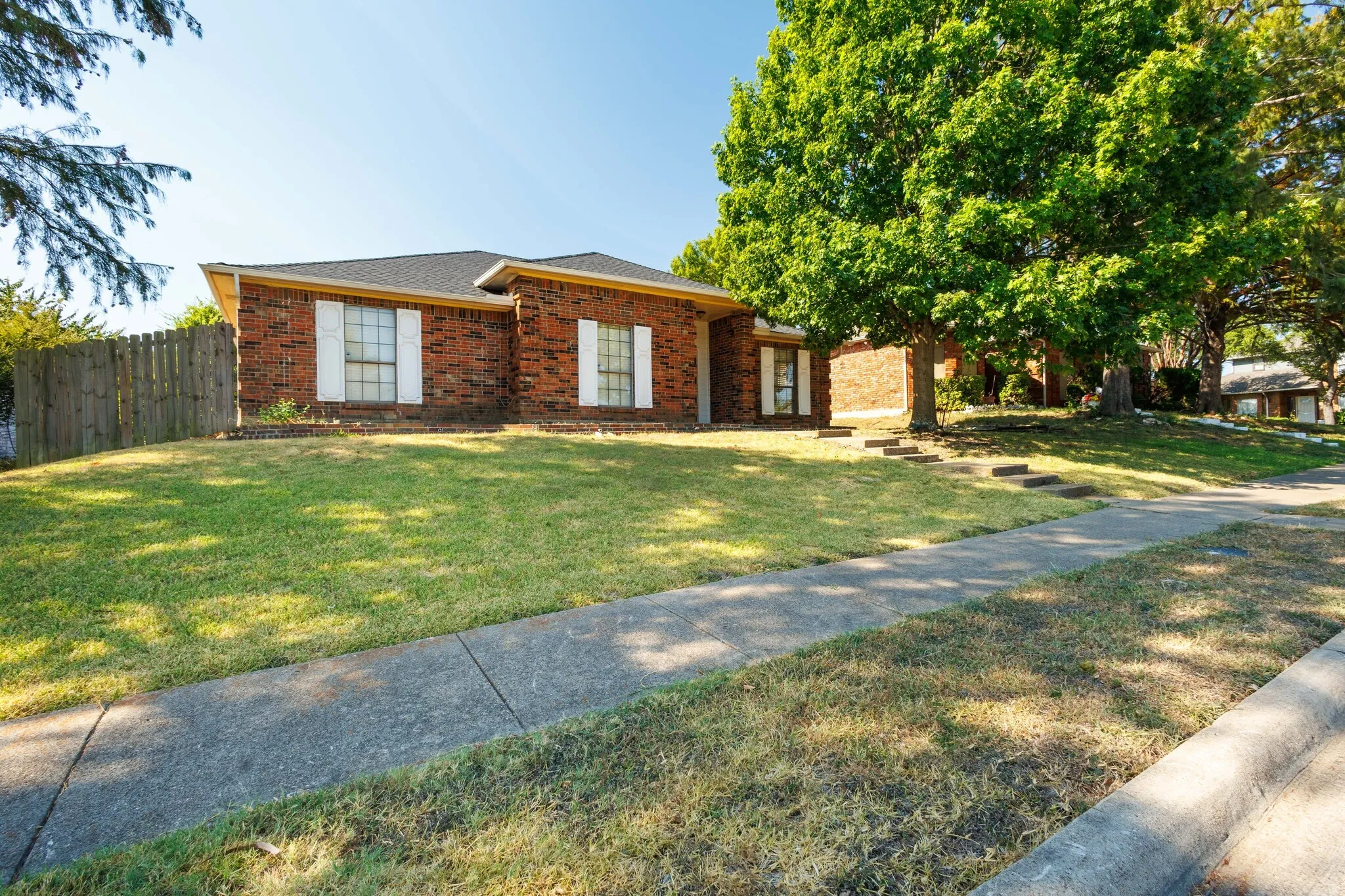 Single Family Residence For Sale in Dallas County , 1018 Dandelion Drive, Mesquite, Texas 75149, 3 Bedroom, 2 Bathroom, 2 Garage spaces, 1,589 Sqft, built in 1987, mls#21374940, Real Estate Agent in Mesquite, Homes For Sale in Dallas county, Homes For Sale in Mesquite, Realtor in Mesquite Texas, Real Estate Brokerage Independent Realty Texas, Luminita Cordes Realtor